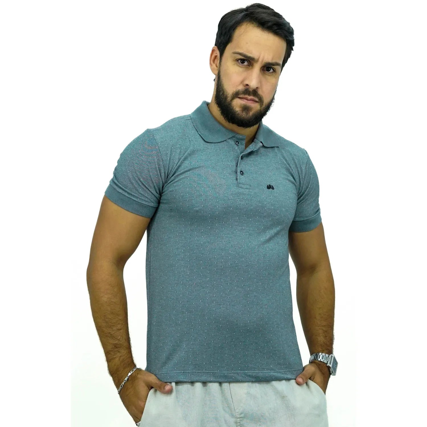 Modelo vestindo camisa gola polo maquinetada, de algodão e poliéster, na cor cinza claro da marca Absinto Men.