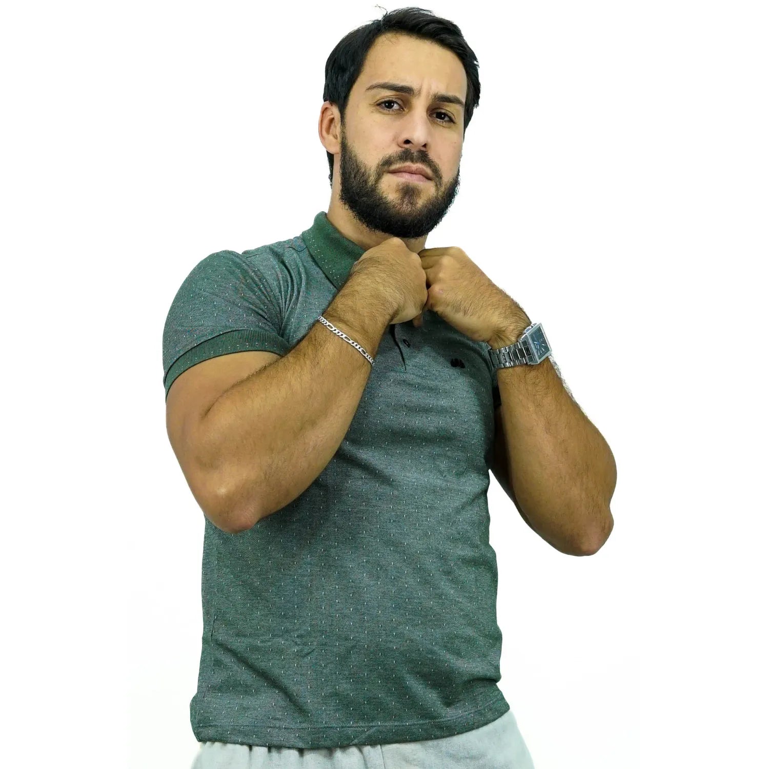 Modelo vestindo camisa gola polo maquinetada, de algodão e poliéster, na cor verde lodo da marca Absinto Men.