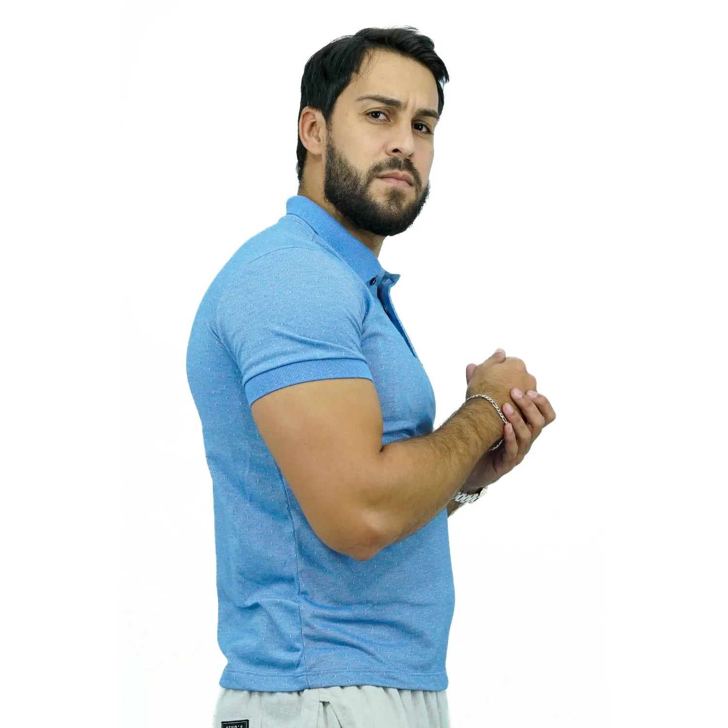Modelo vestindo camisa gola polo maquinetada, de algodão e poliéster, na cor azul da marca Absinto Men.