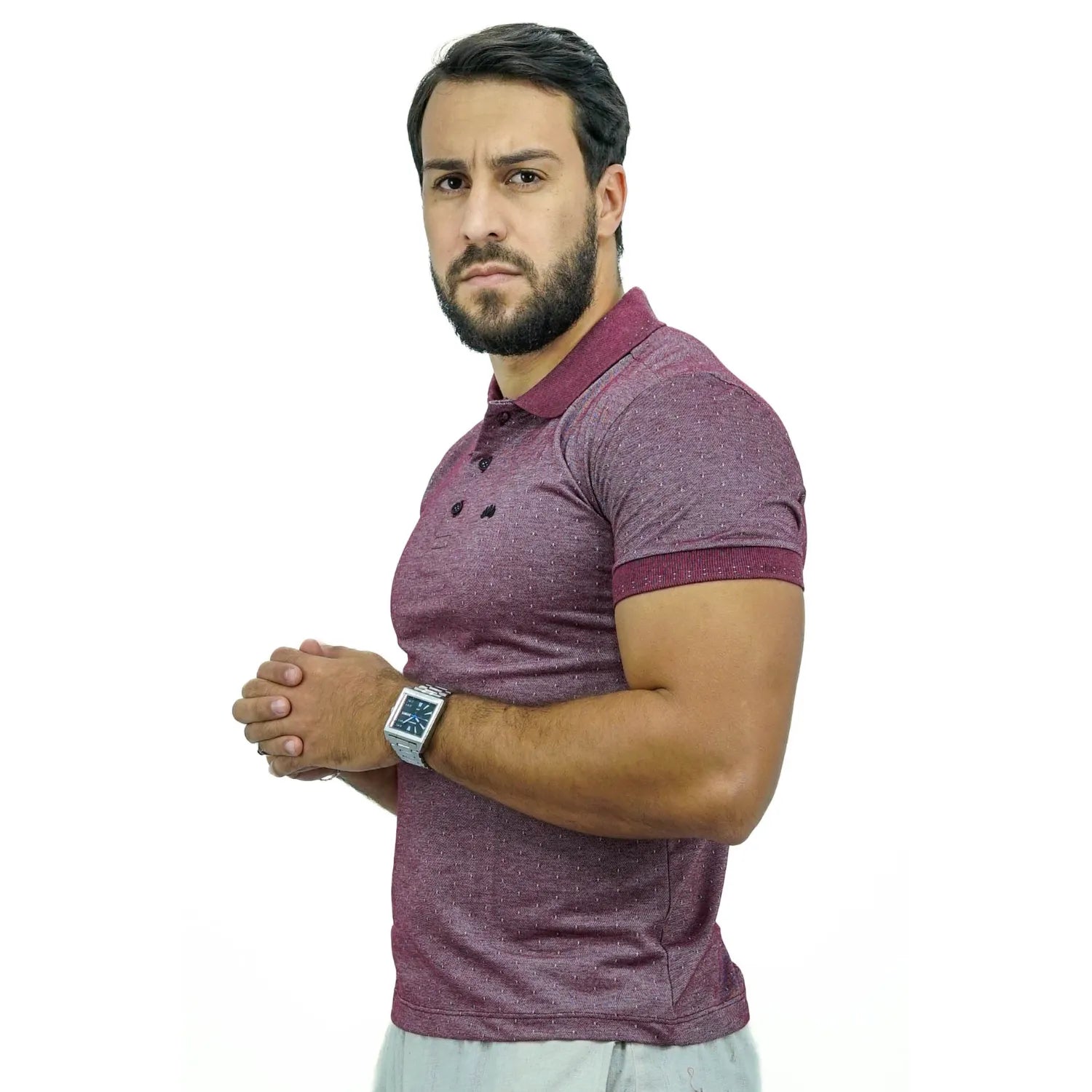 Modelo vestindo camisa gola polo maquinetada, de algodão e poliéster, na cor bordô da marca Absinto Men.