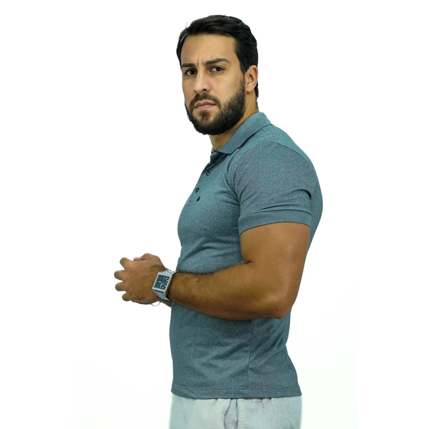 Modelo vestindo camisa gola polo maquinetada, de algodão e poliéster, na cor cinza claro da marca Absinto Men.