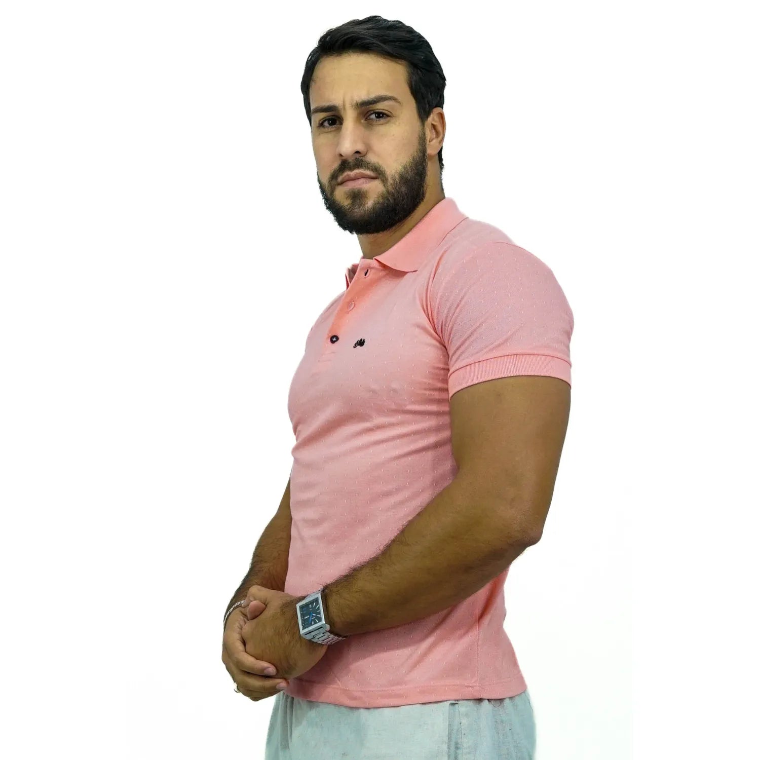 Modelo vestindo camisa gola polo maquinetada, de algodão e poliéster, na cor rosa da marca Absinto Men.