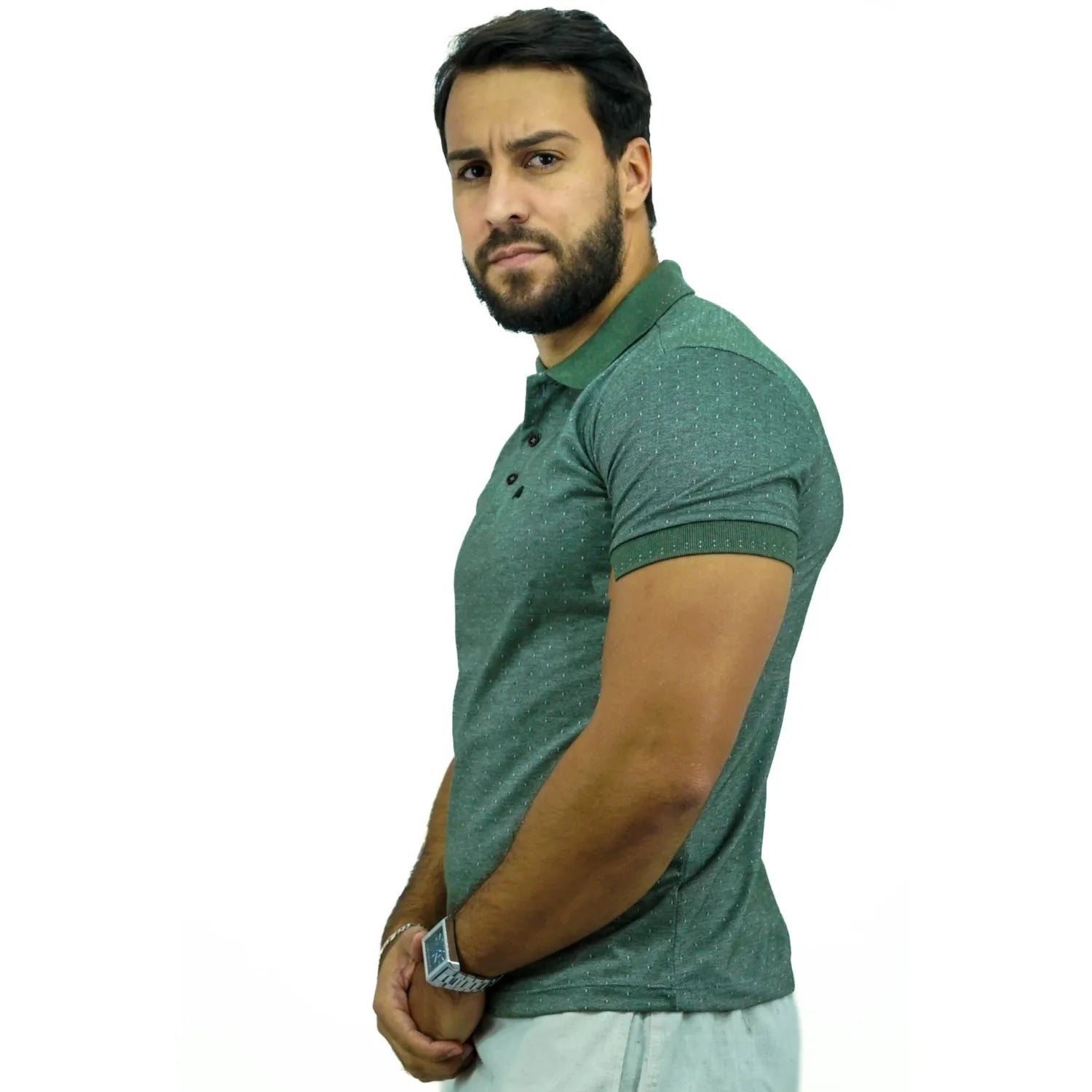 Modelo vestindo camisa gola polo maquinetada, de algodão e poliéster, na cor verde lodo da marca Absinto Men.