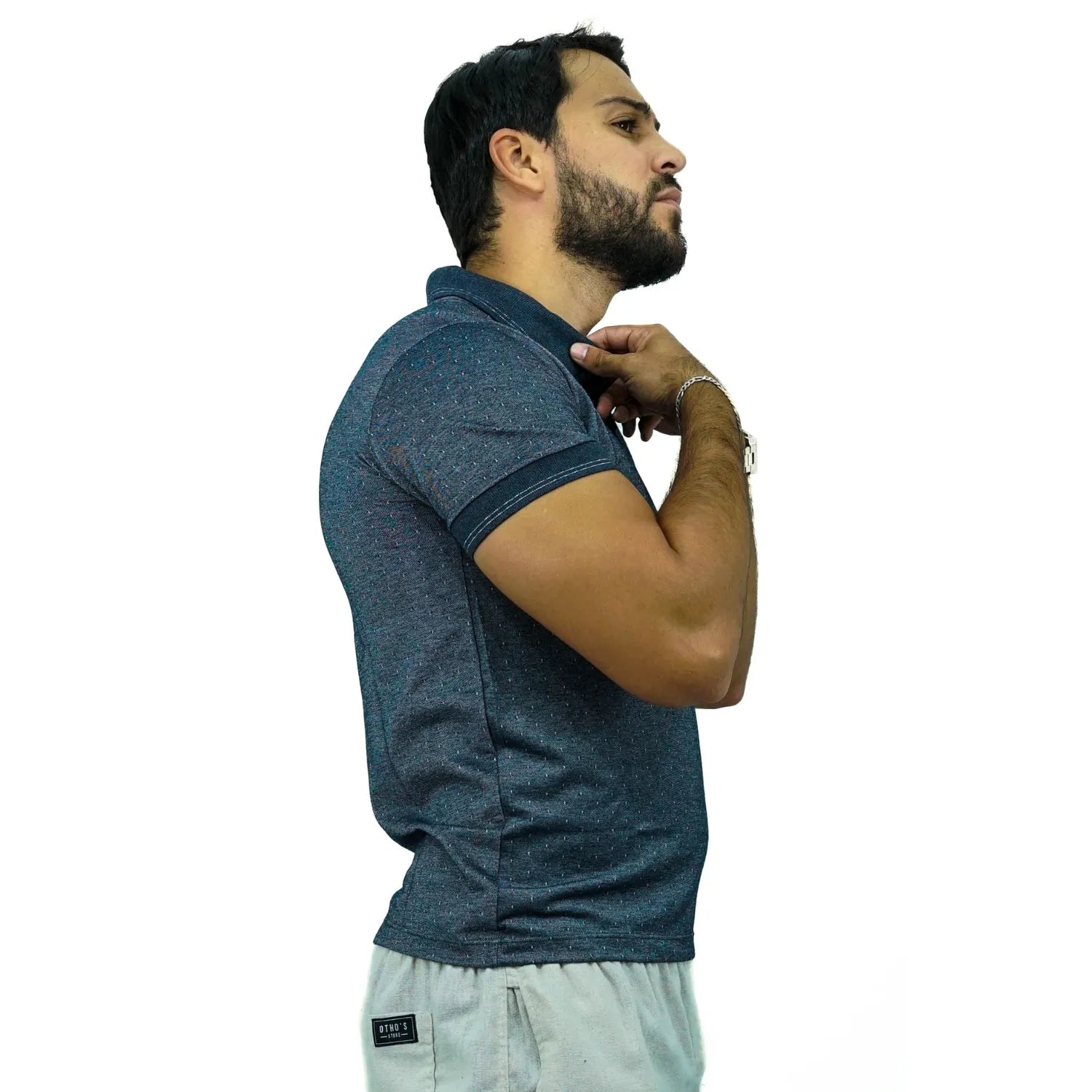 Modelo vestindo camisa gola polo maquinetada, de algodão e poliéster, na cor cinza da marca Absinto Men.