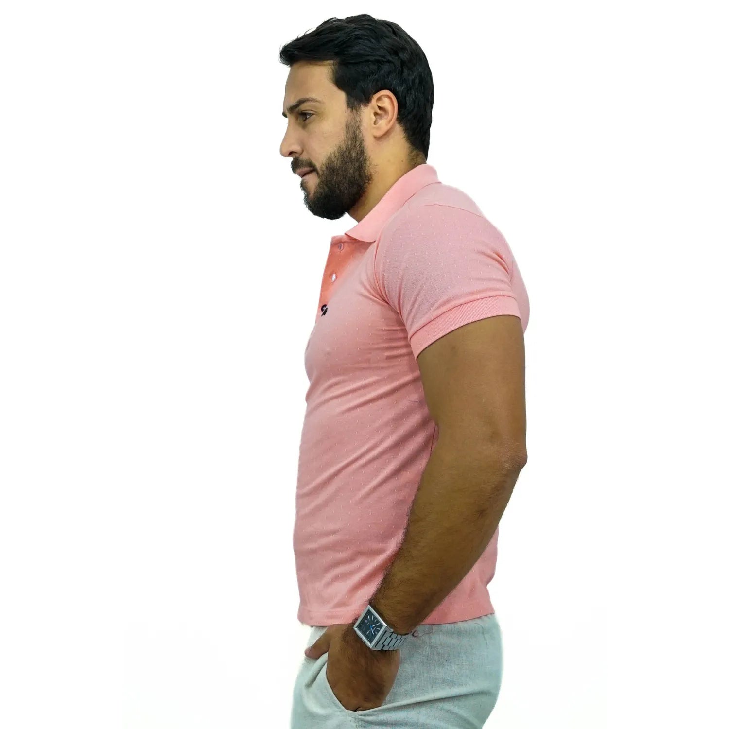 Modelo vestindo camisa gola polo maquinetada, de algodão e poliéster, na cor rosa da marca Absinto Men.