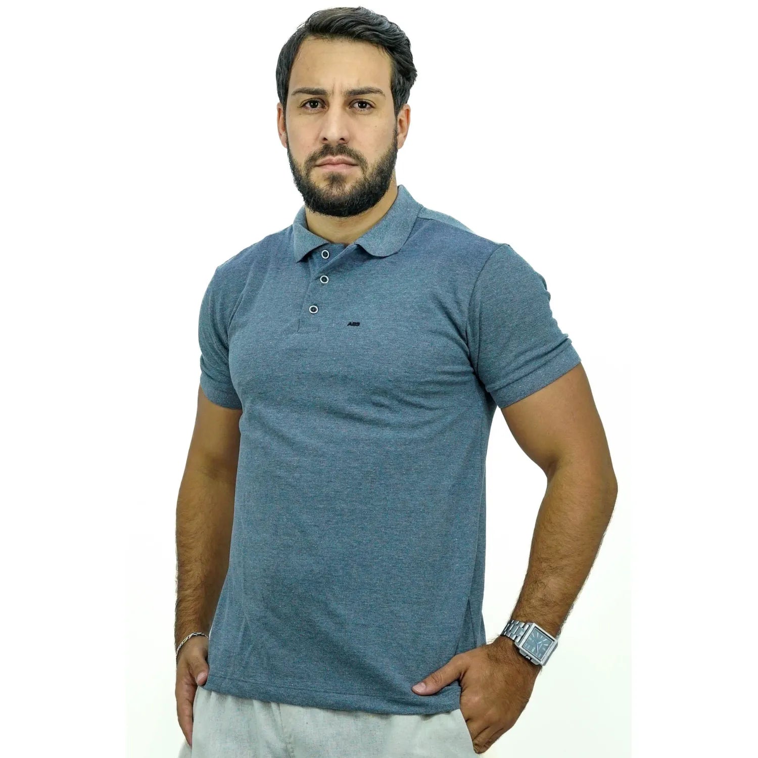 Modelo usando camisa gola polo de algodão e poliéster, lisa, na cor cinza da Absinto Men.