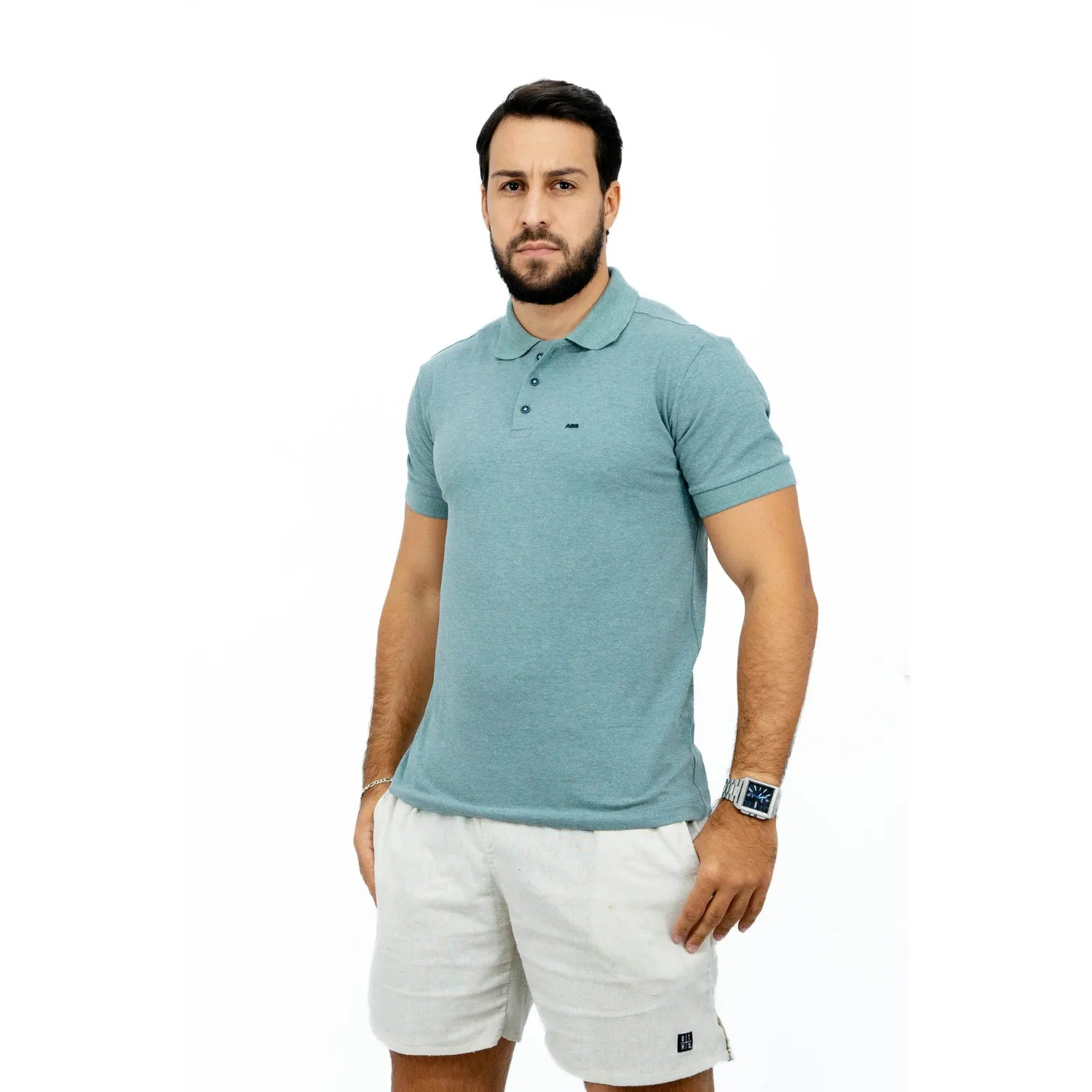 Modelo usando camisa gola polo de algodão e poliéster, lisa, na cor verde lodo da Absinto Men.