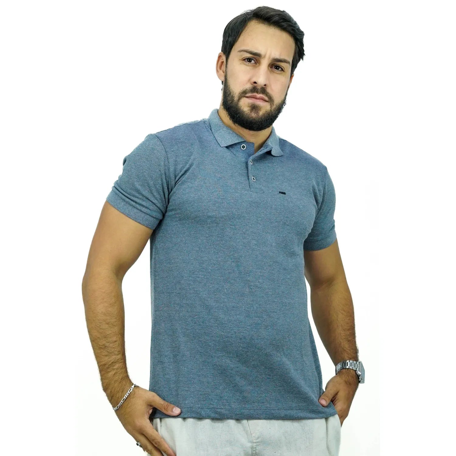 Modelo usando camisa gola polo de algodão e poliéster, lisa, na cor cinza da Absinto Men.