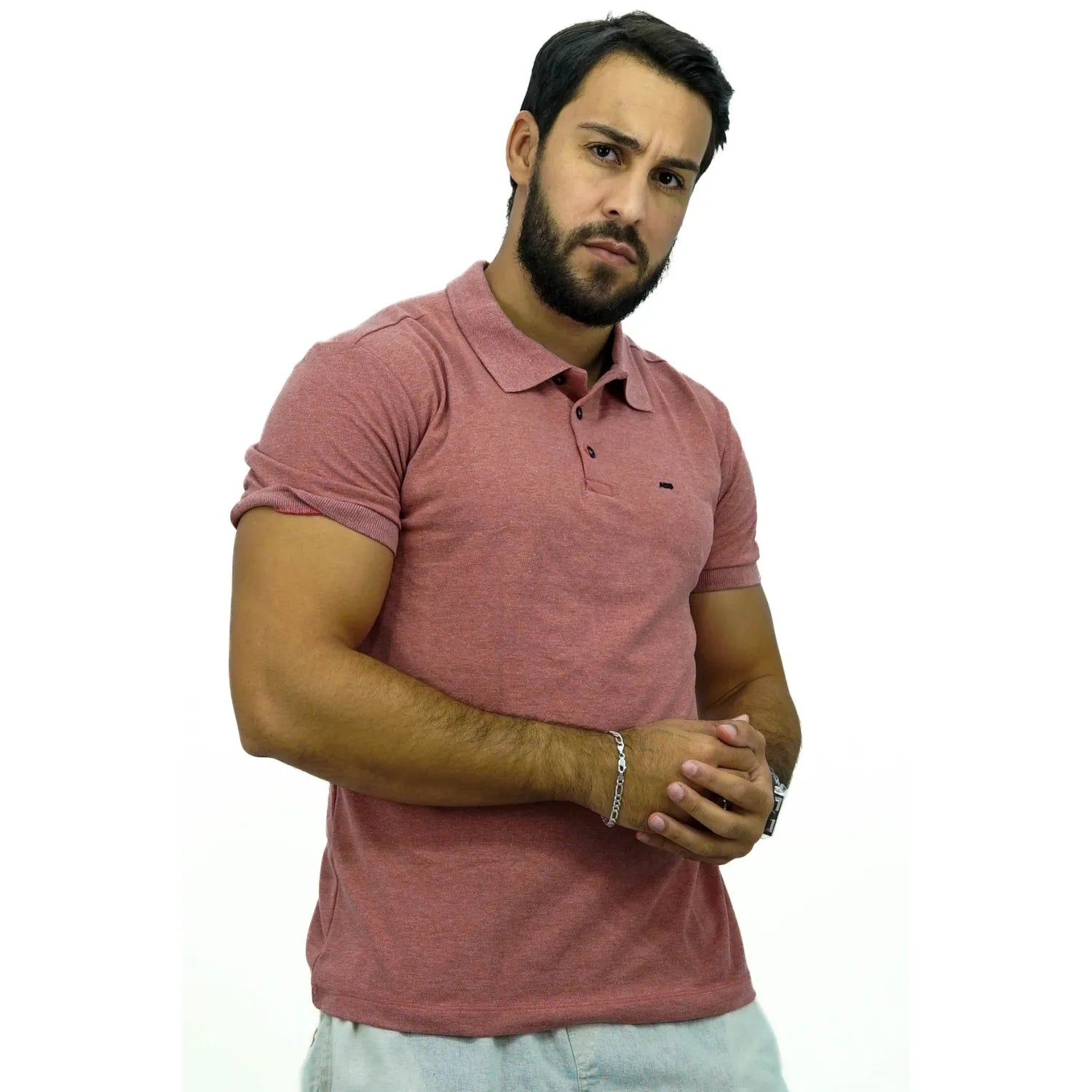 Modelo usando camisa gola polo de algodão e poliéster, lisa, na cor salmão da Absinto Men.
