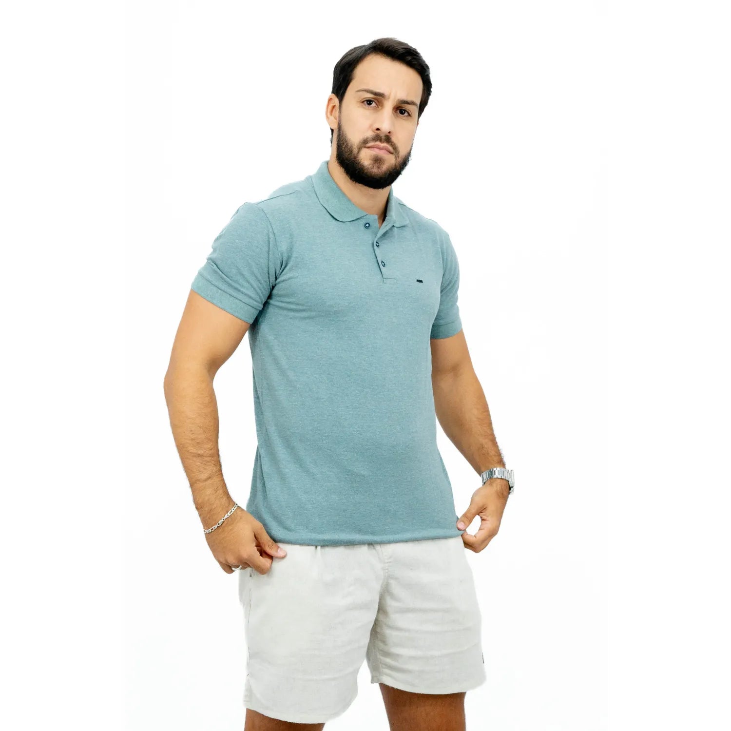 Modelo usando camisa gola polo de algodão e poliéster, lisa, na cor verde lodo da Absinto Men.