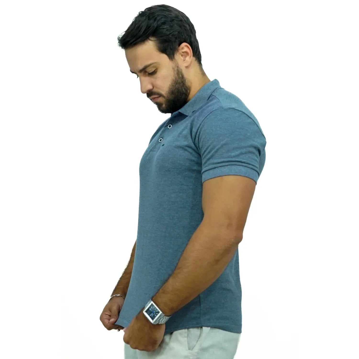 Modelo usando camisa gola polo de algodão e poliéster, lisa, na cor cinza da Absinto Men.