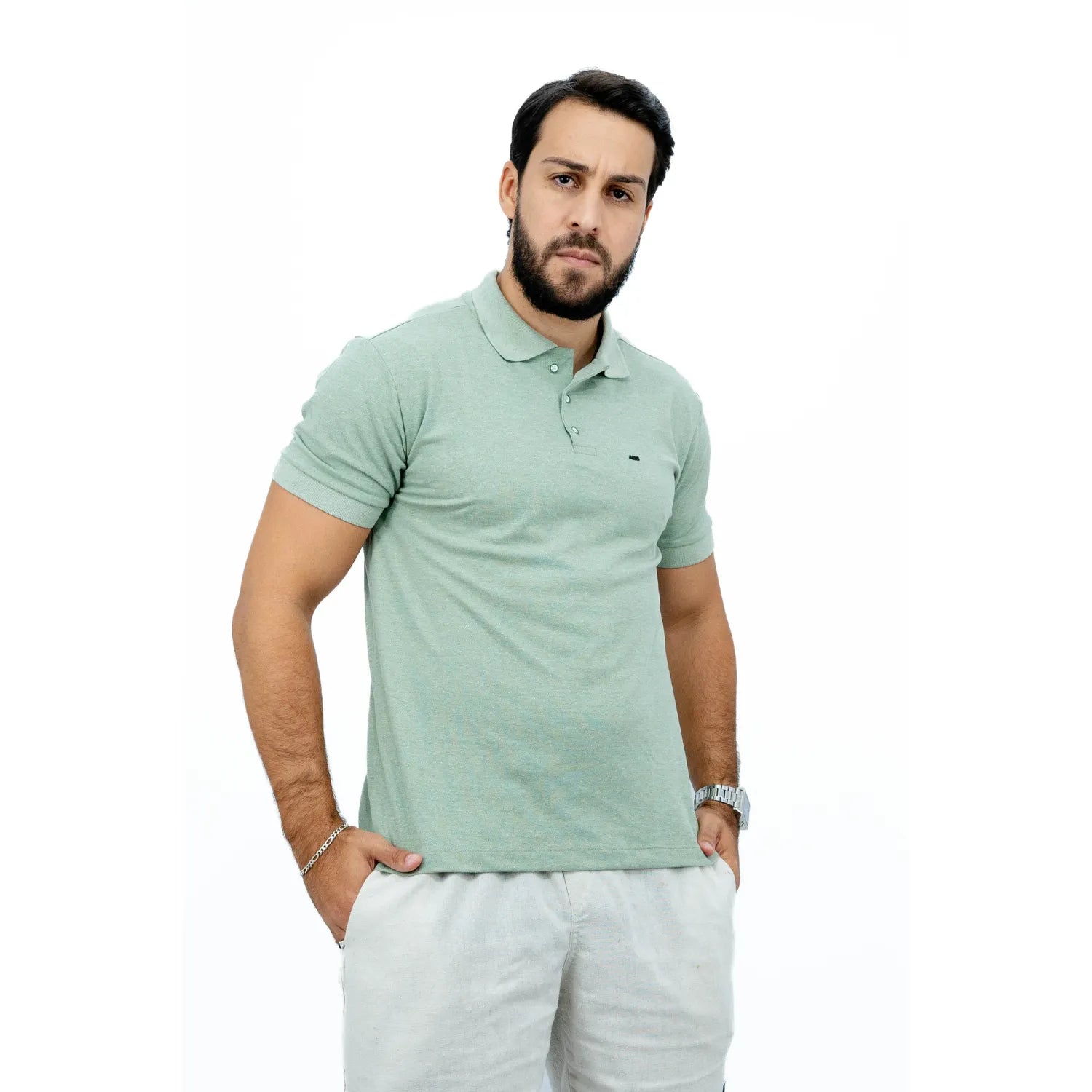 Modelo usando camisa gola polo de algodão e poliéster, lisa, na cor verde da Absinto Men.