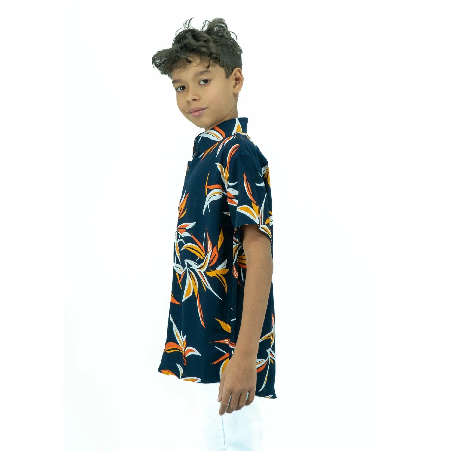 Camisa social infantil manga curta, com estampa floral delicada perfil