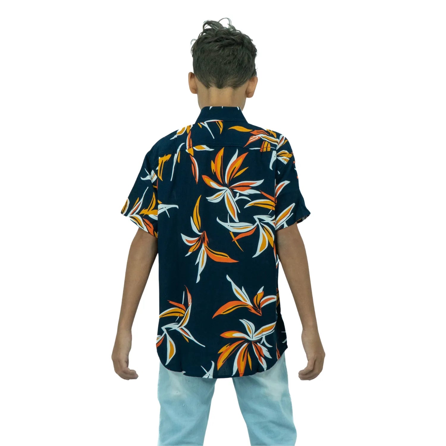 Camisa social infantil manga curta, com estampa floral delicada.