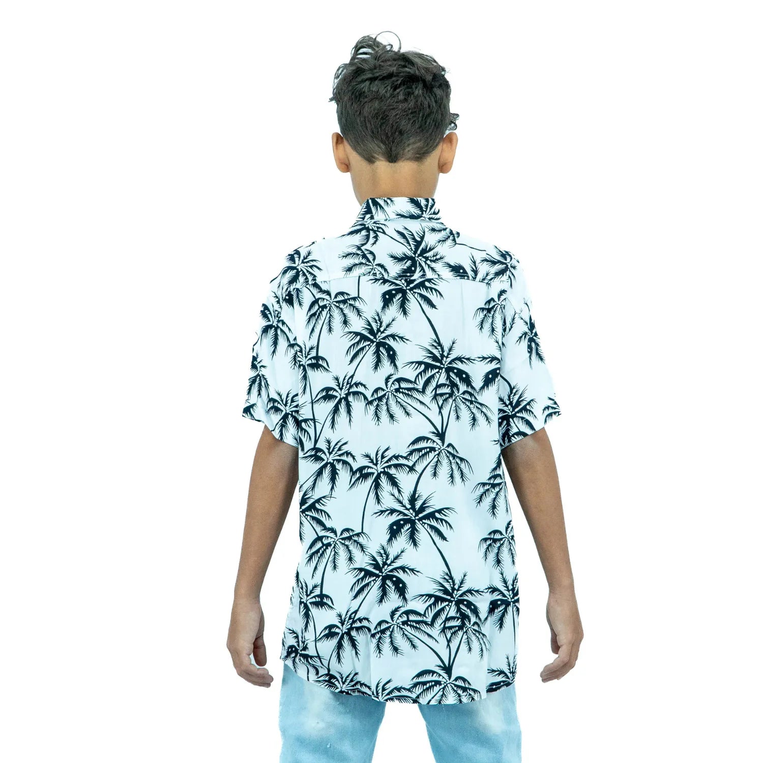 Costas da camisa social infantil masculina de viscose branca, de manga curta e com estampa de coqueiro, da Absinto Men.
