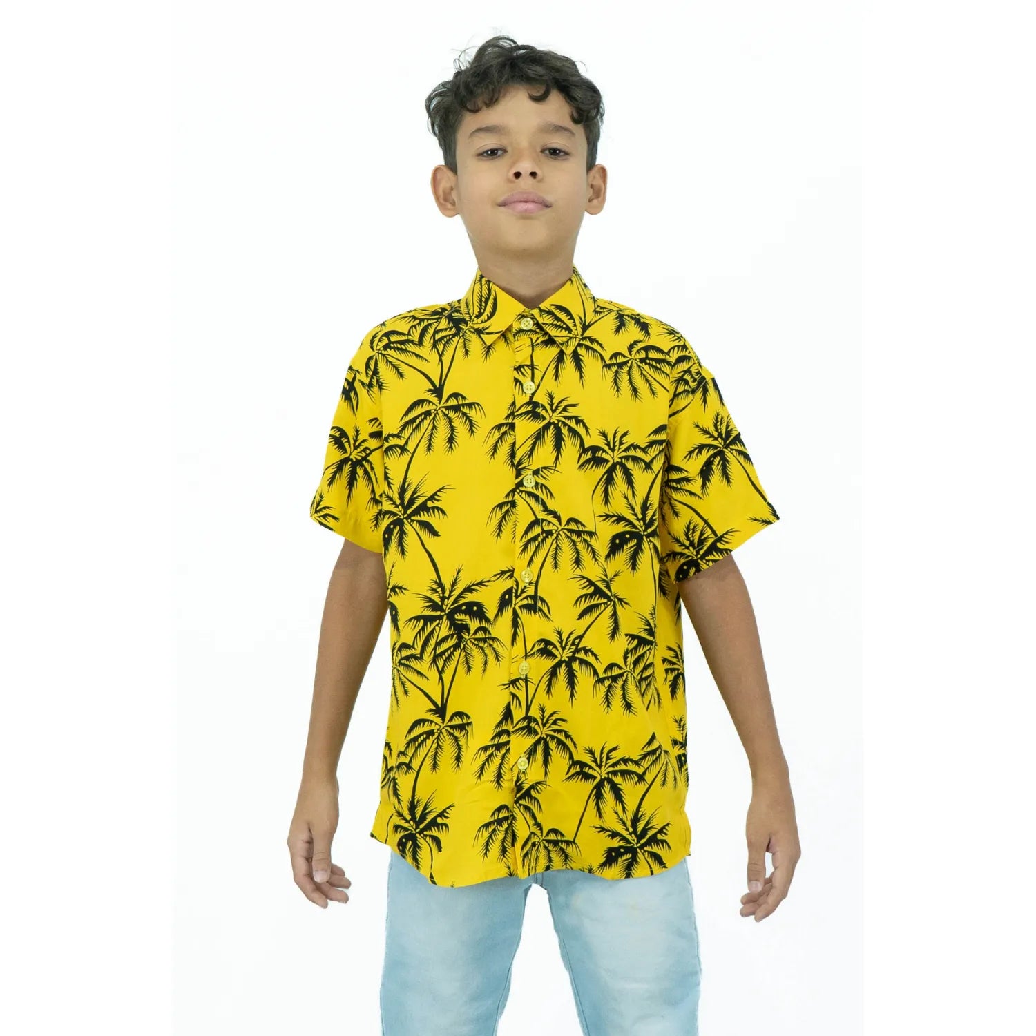 Modelo infantil usando camisa social de viscose, de manga curta e com estampa de coqueiro da Absinto Men na cor amarela.