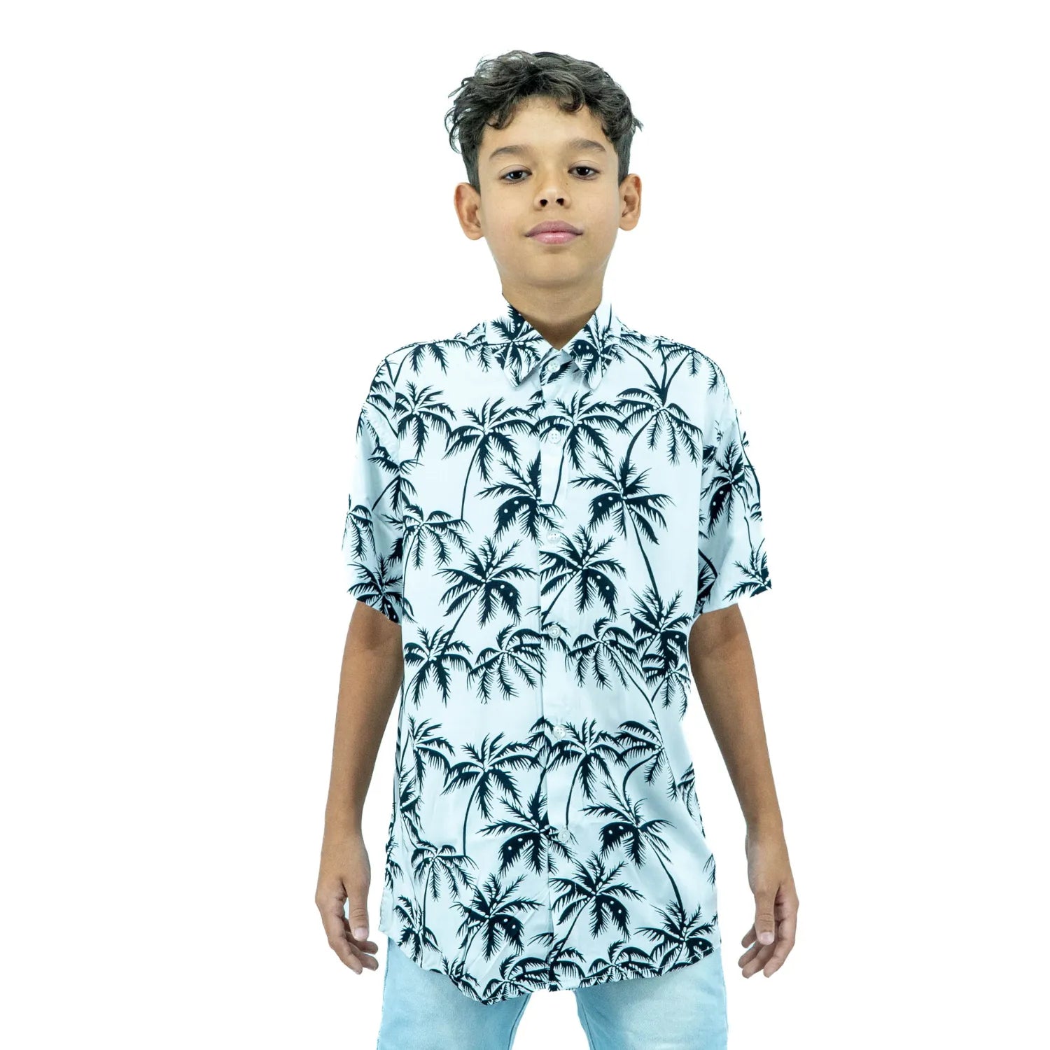 Modelo infantil usando camisa social de viscose, de manga curta e com estampa de coqueiro da Absinto Men na cor branca.