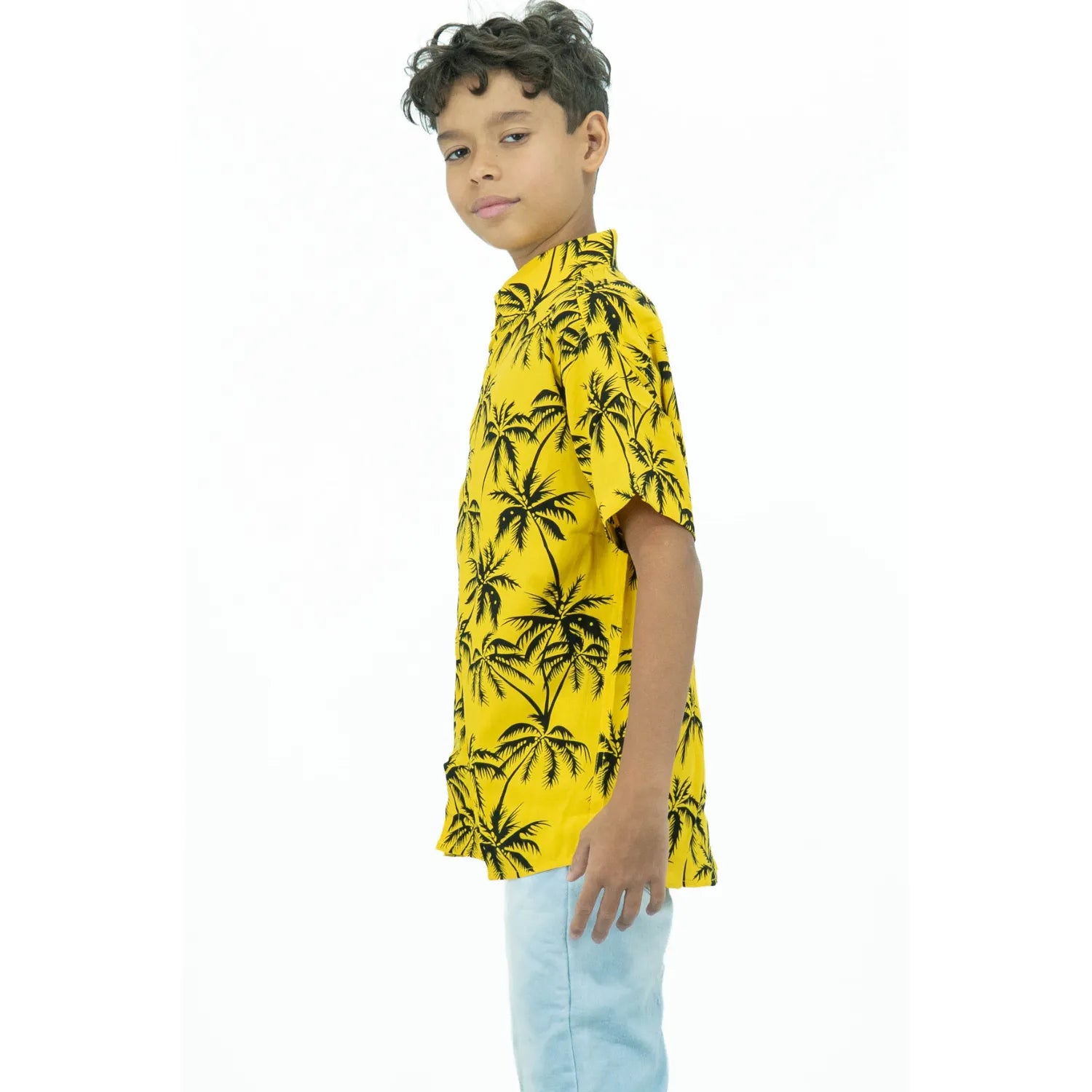 Foto da camisa social de viscose, de manga curta e com estampa de coqueiro da Absinto Men na cor amarela.