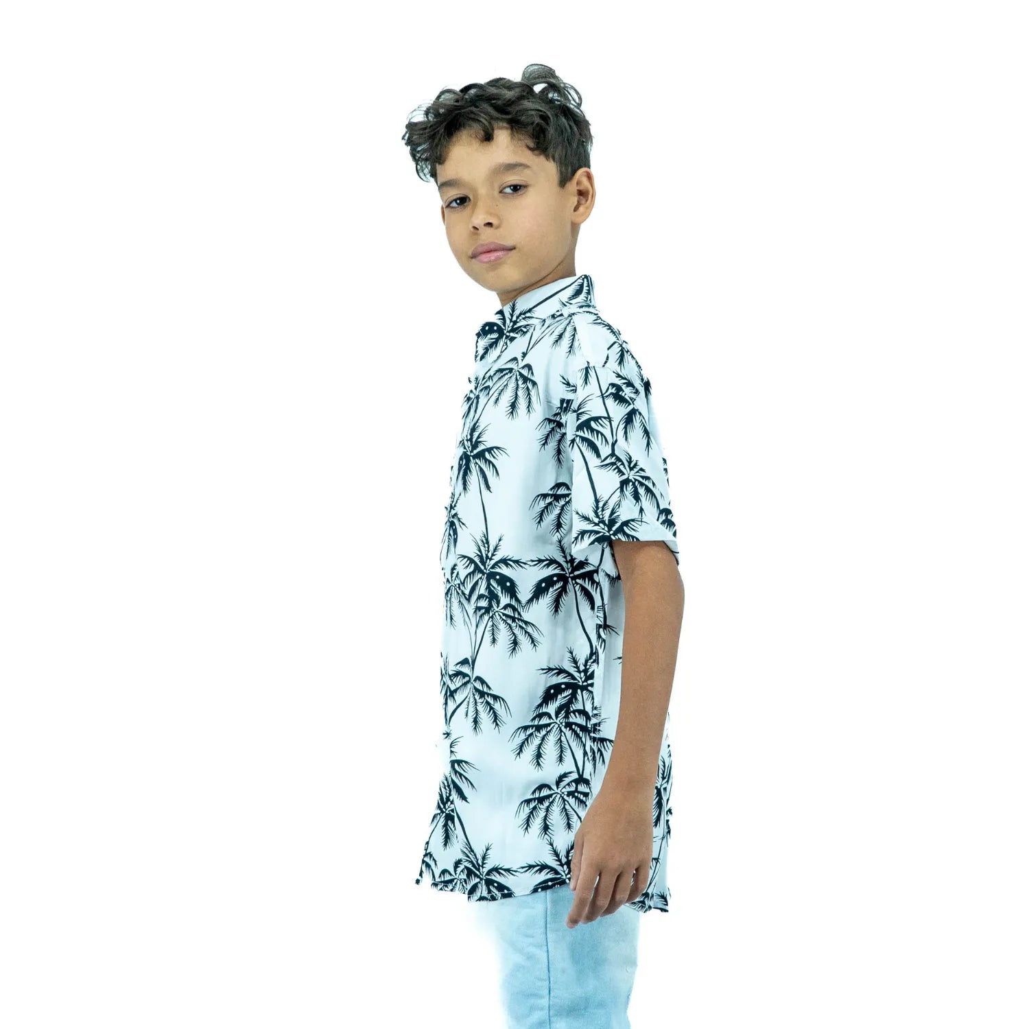 Camisa social infantil masculina de viscose, de manga curta e com estampa de coqueiro, da Absinto Men na cor branca.