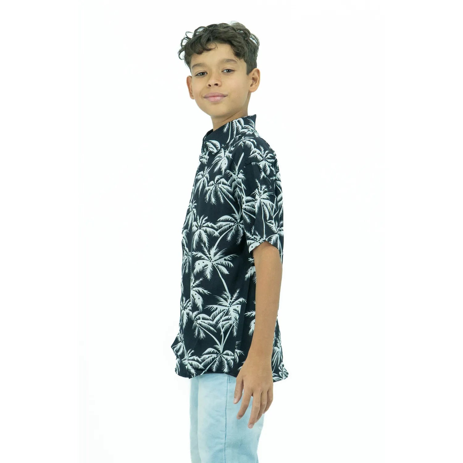 Camisa social de viscose, de manga curta e com estampa de coqueiro da Absinto Men na cor preta.