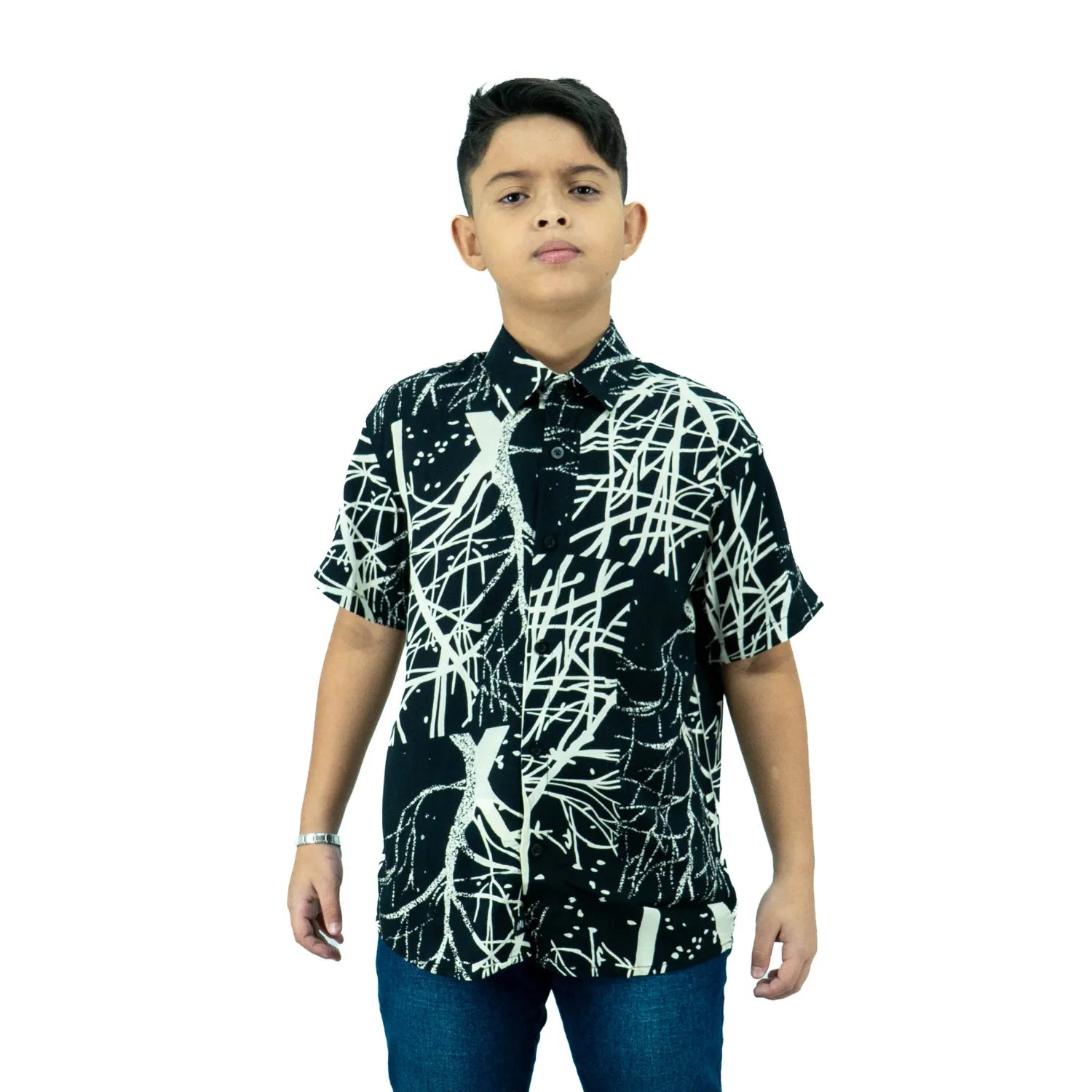 Look completo com a camisa social infantil Absinto Men preta de estampa galhos