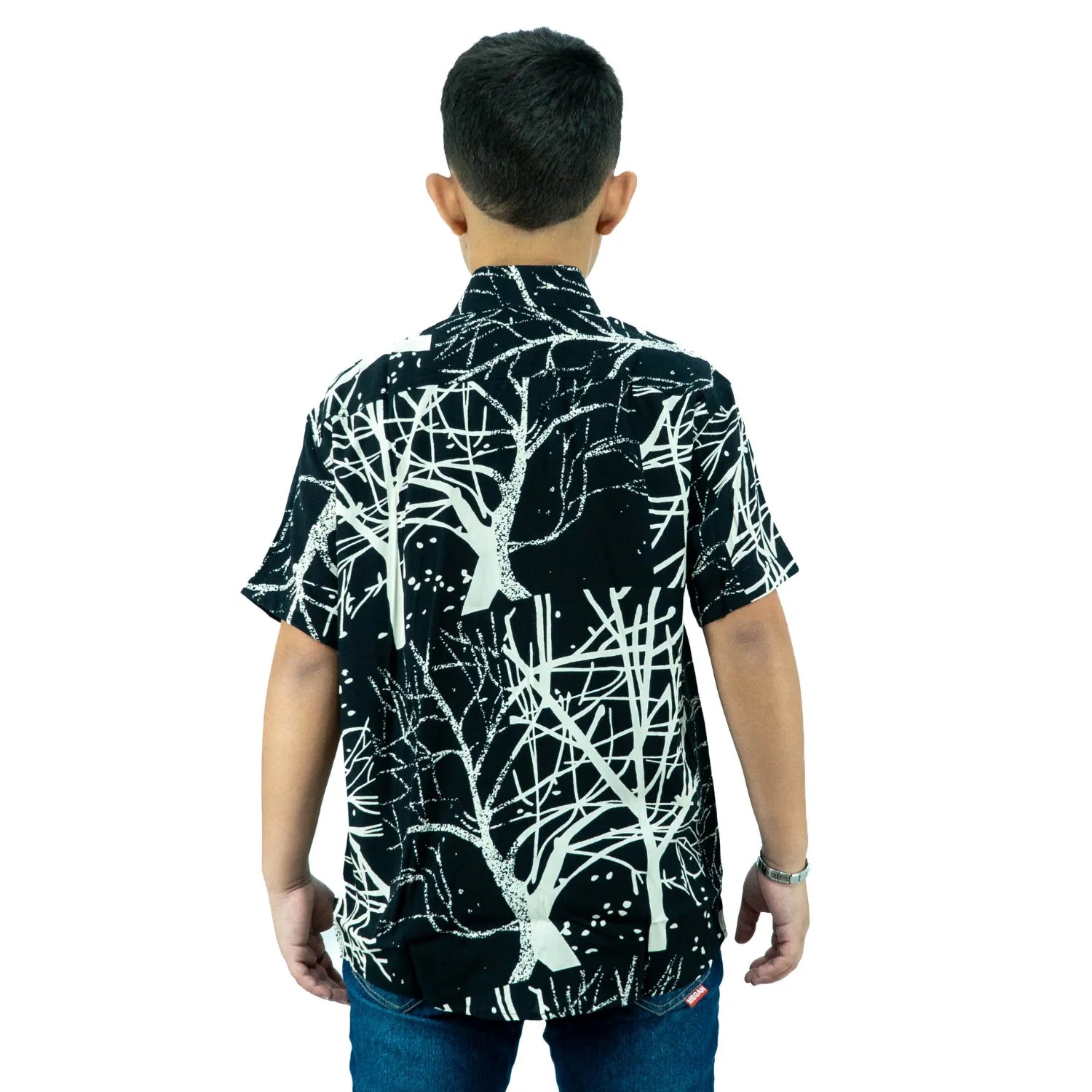 Camisa social infantil Absinto Men preta de manga curta, com estampa delicada de galhos costas