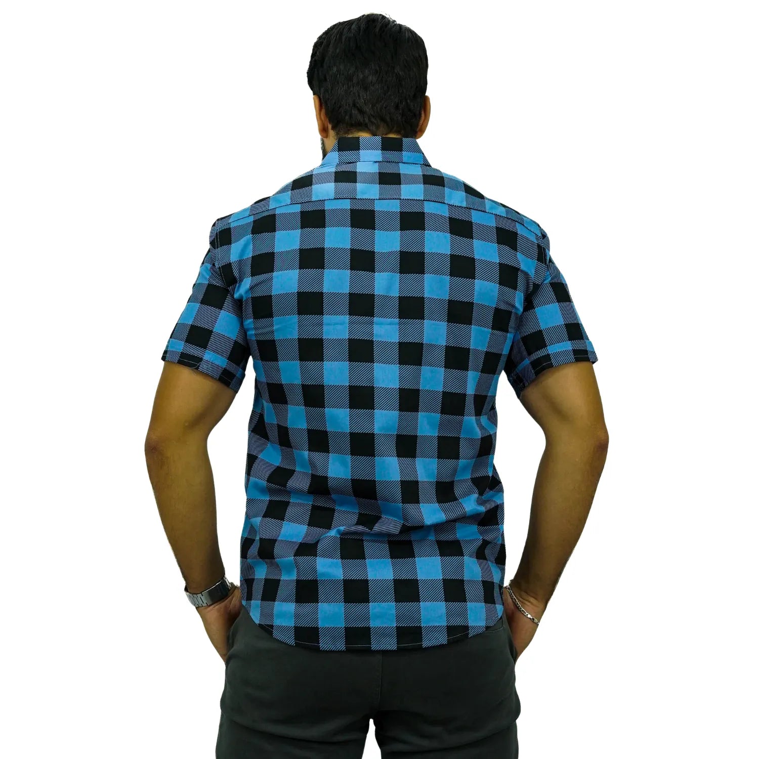 Camisa masculina manga curta 100% algodão, com estampa xadrez na cor azul. Foto de modelo vestindo a camisa casual da marca Absinto Men.