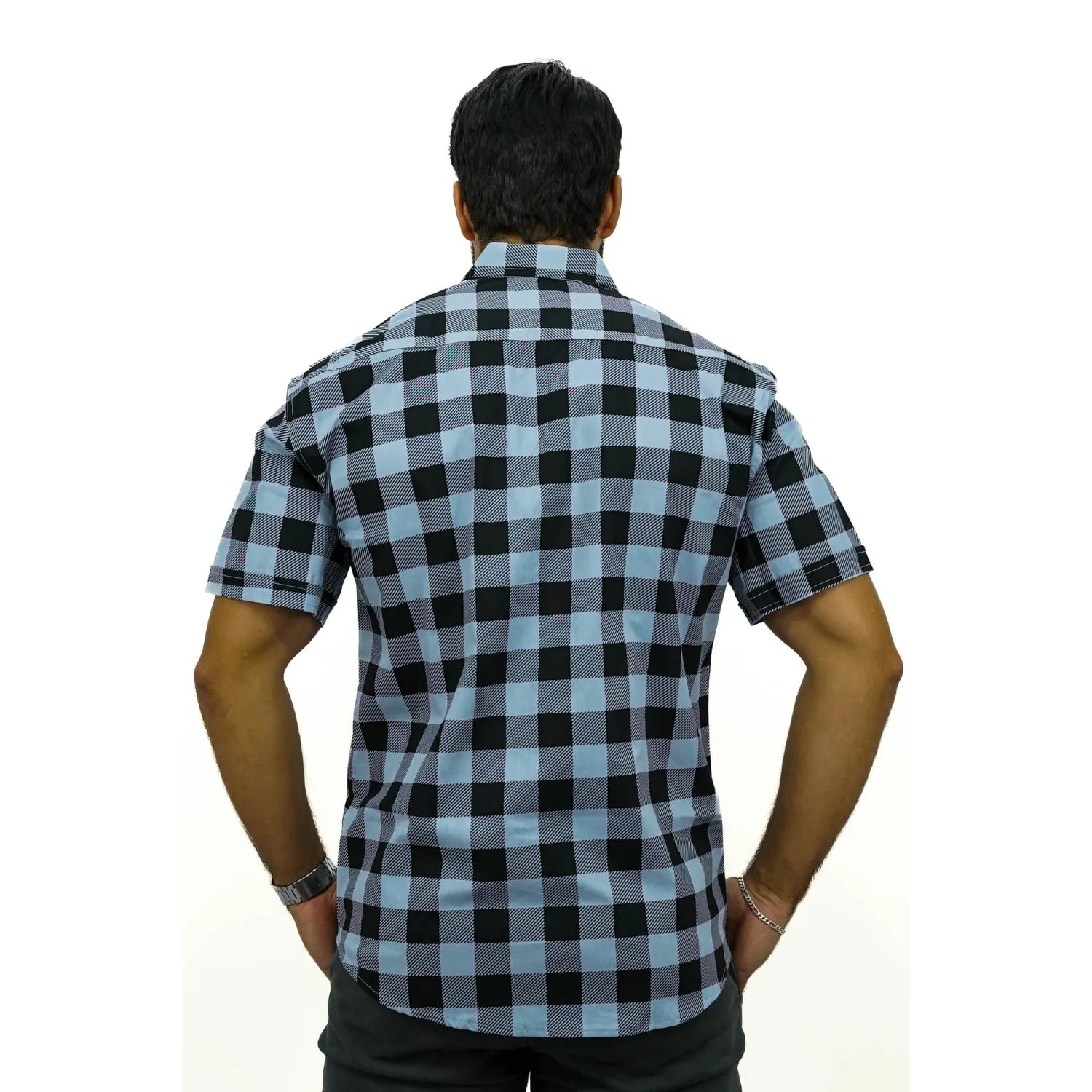 Camisa masculina manga curta 100% algodão, com estampa xadrez na cor cinza. Foto de modelo vestindo a camisa casual da marca Absinto Men.