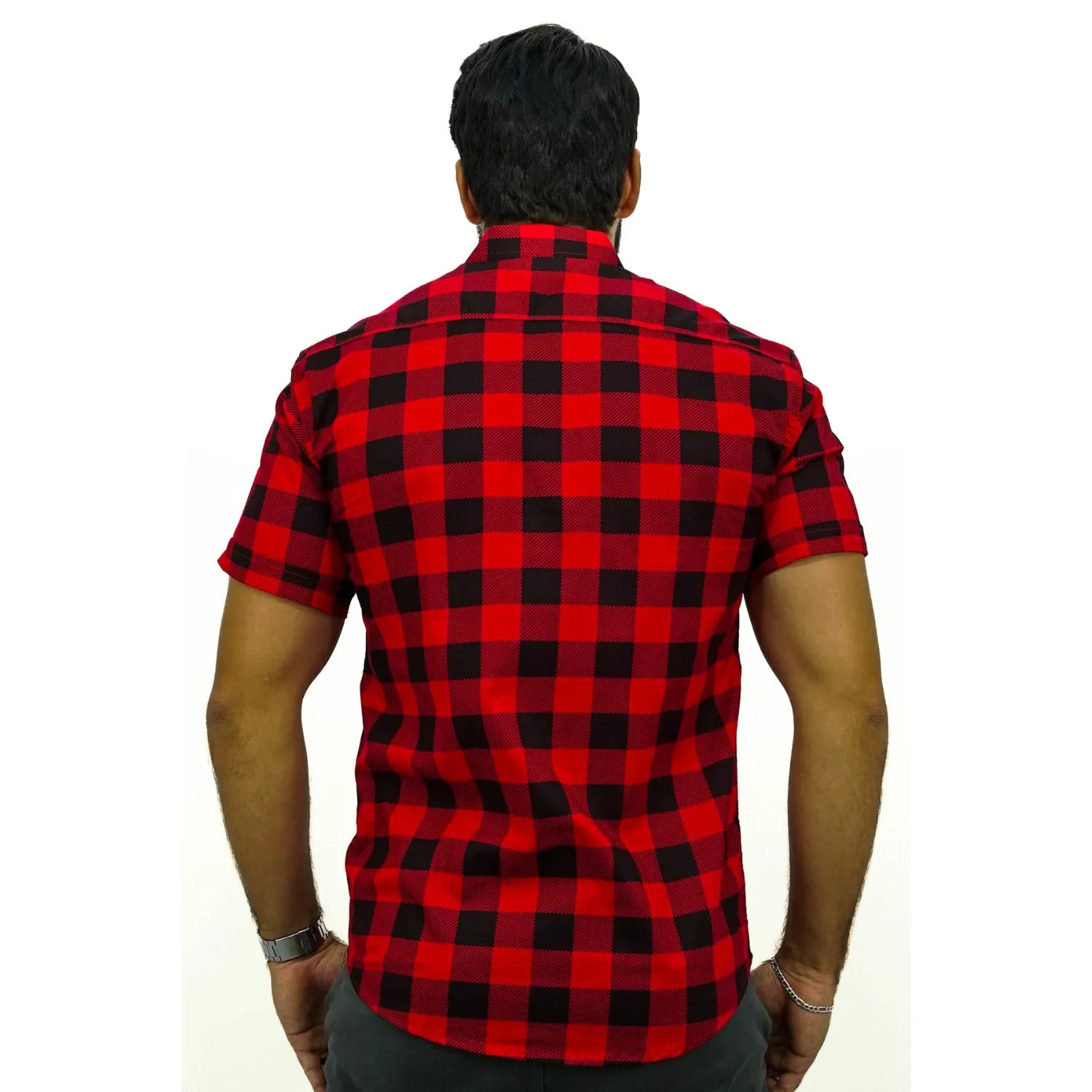 Camisa masculina manga curta 100% algodão, com estampa xadrez na cor vermelha. Foto de modelo vestindo a camisa casual da marca Absinto Men.
