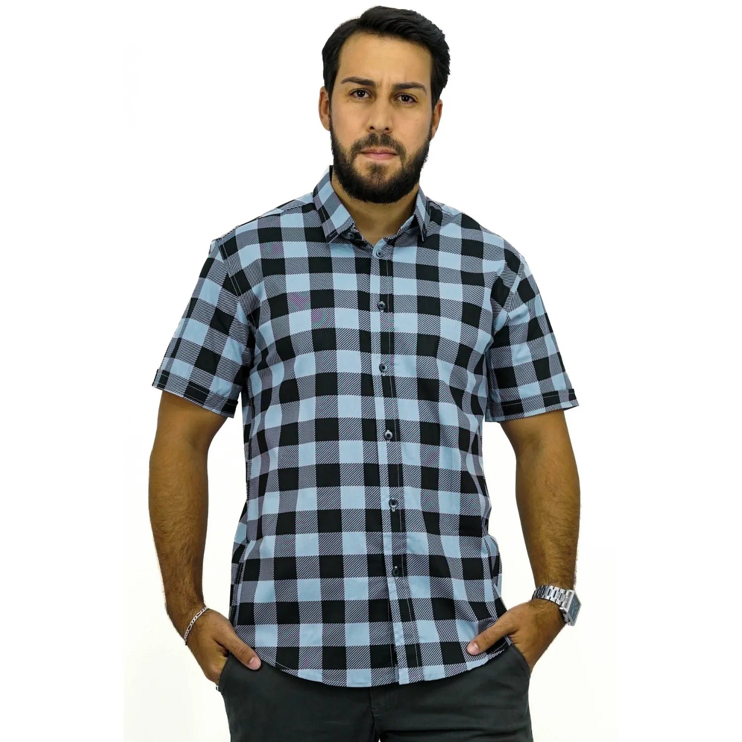 Camisa masculina manga curta 100% algodão, com estampa xadrez na cor cinza. Foto de modelo vestindo a camisa casual da marca Absinto Men.