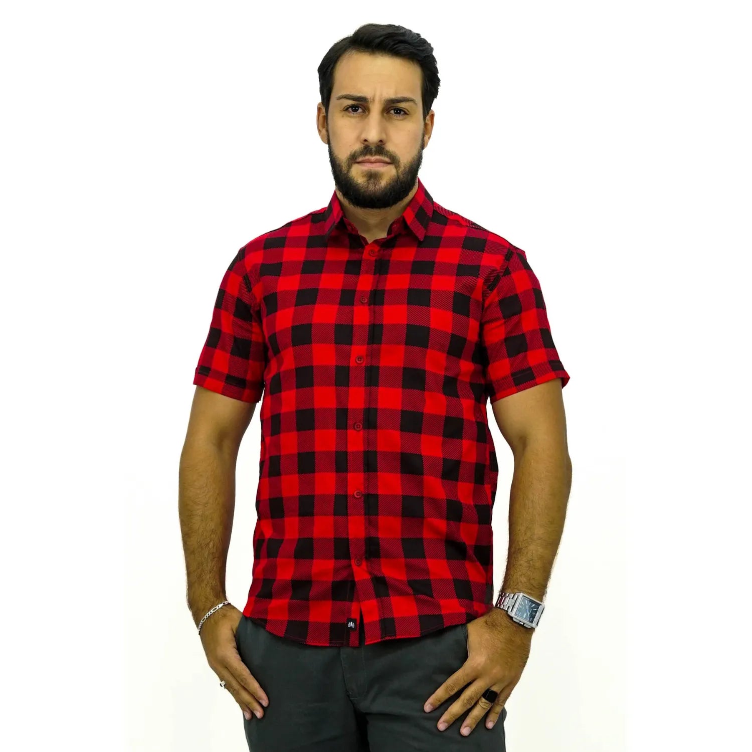 Camisa masculina manga curta 100% algodão, com estampa xadrez na cor vermelha. Foto de modelo vestindo a camisa casual da marca Absinto Men.