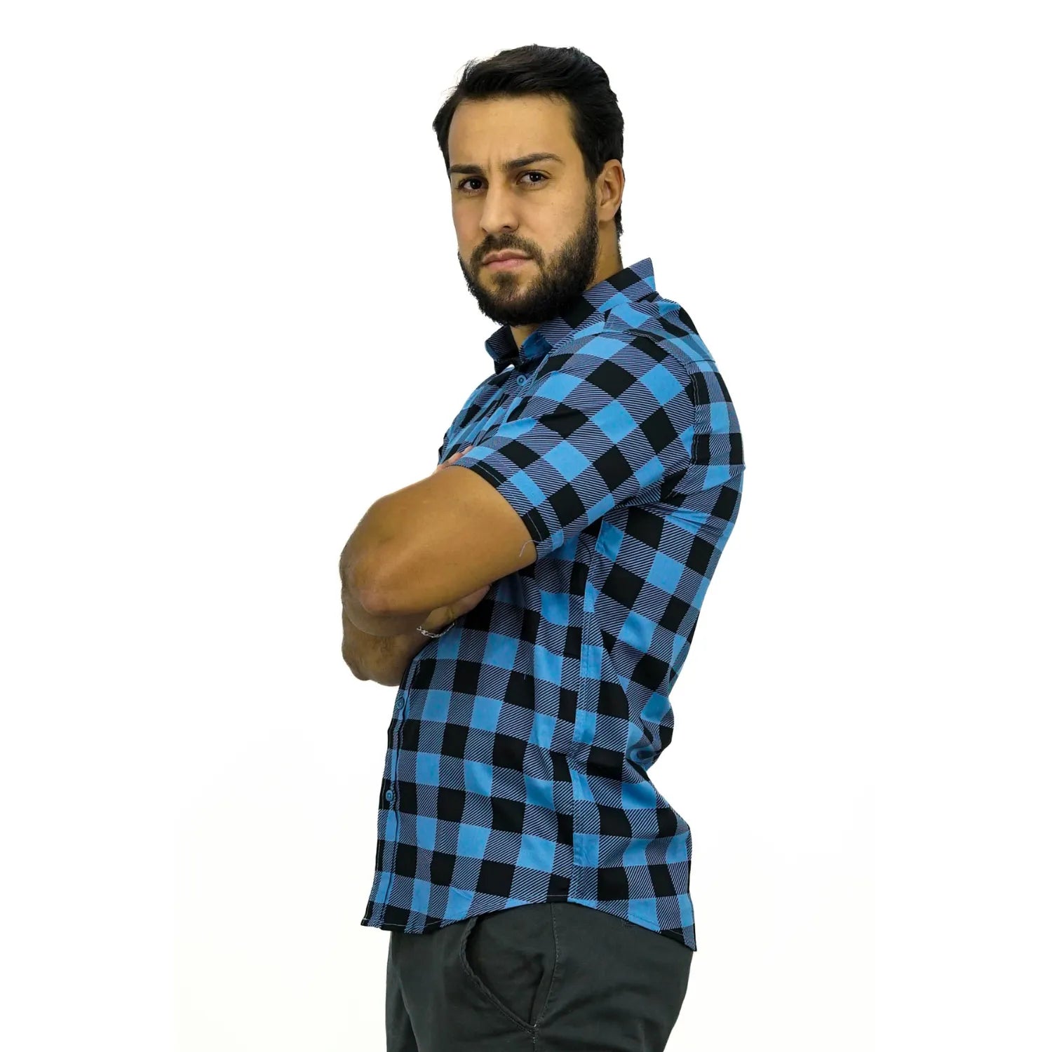 Camisa masculina manga curta 100% algodão, com estampa xadrez na cor azul. Foto de modelo vestindo a camisa casual da marca Absinto Men.