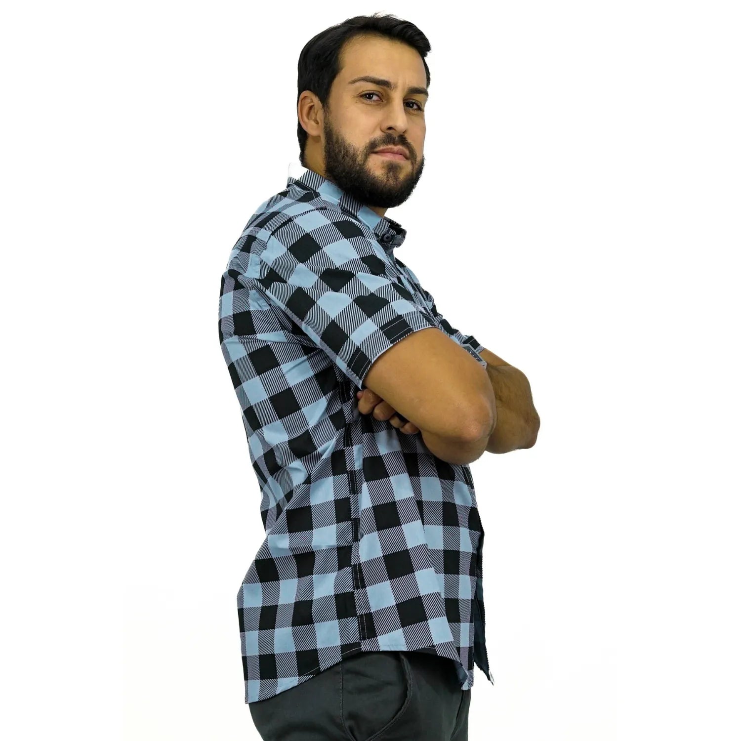 Camisa masculina manga curta 100% algodão, com estampa xadrez na cor cinza. Foto de modelo vestindo a camisa casual da marca Absinto Men.