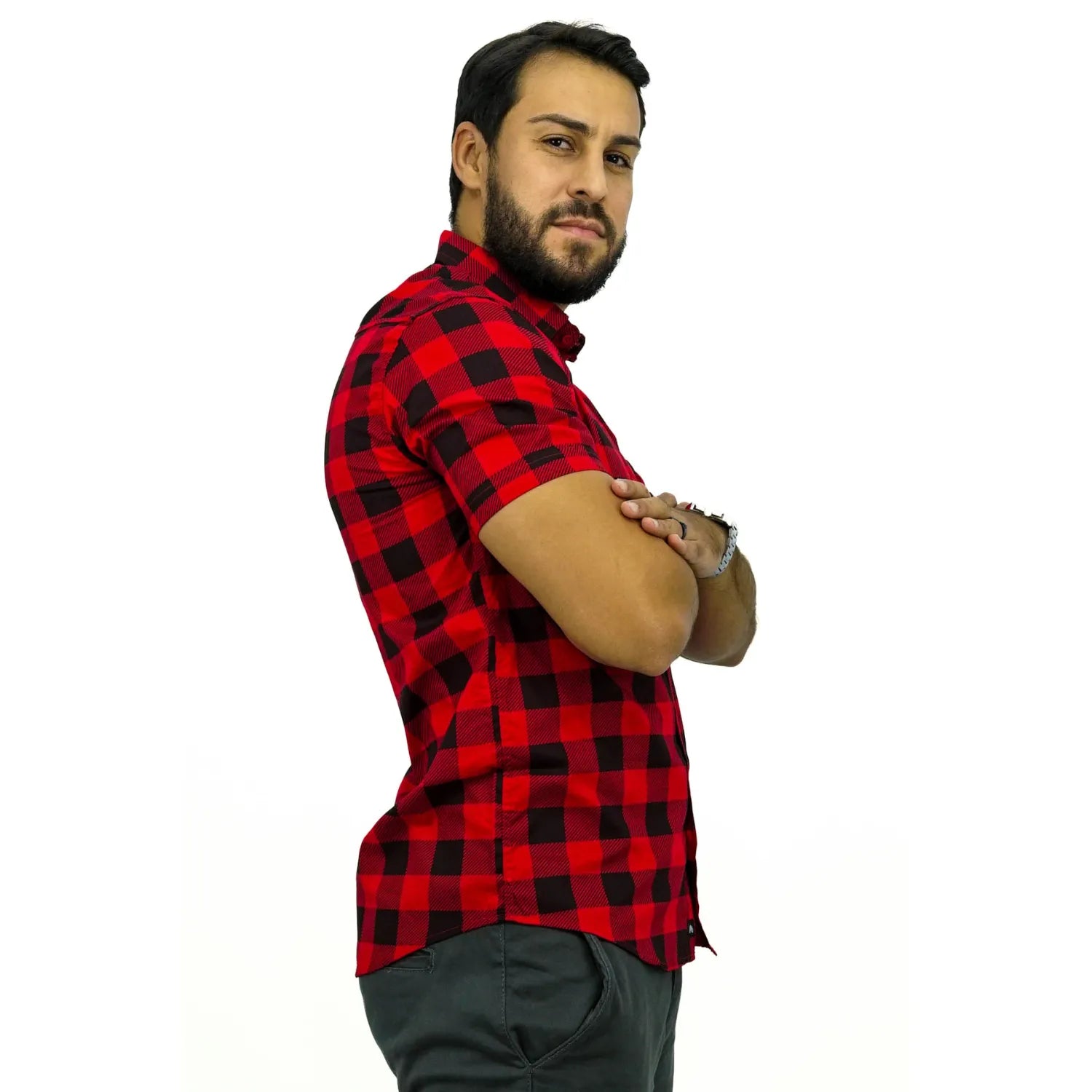 Camisa masculina manga curta 100% algodão, com estampa xadrez na cor vermelha. Foto de modelo vestindo a camisa casual da marca Absinto Men.