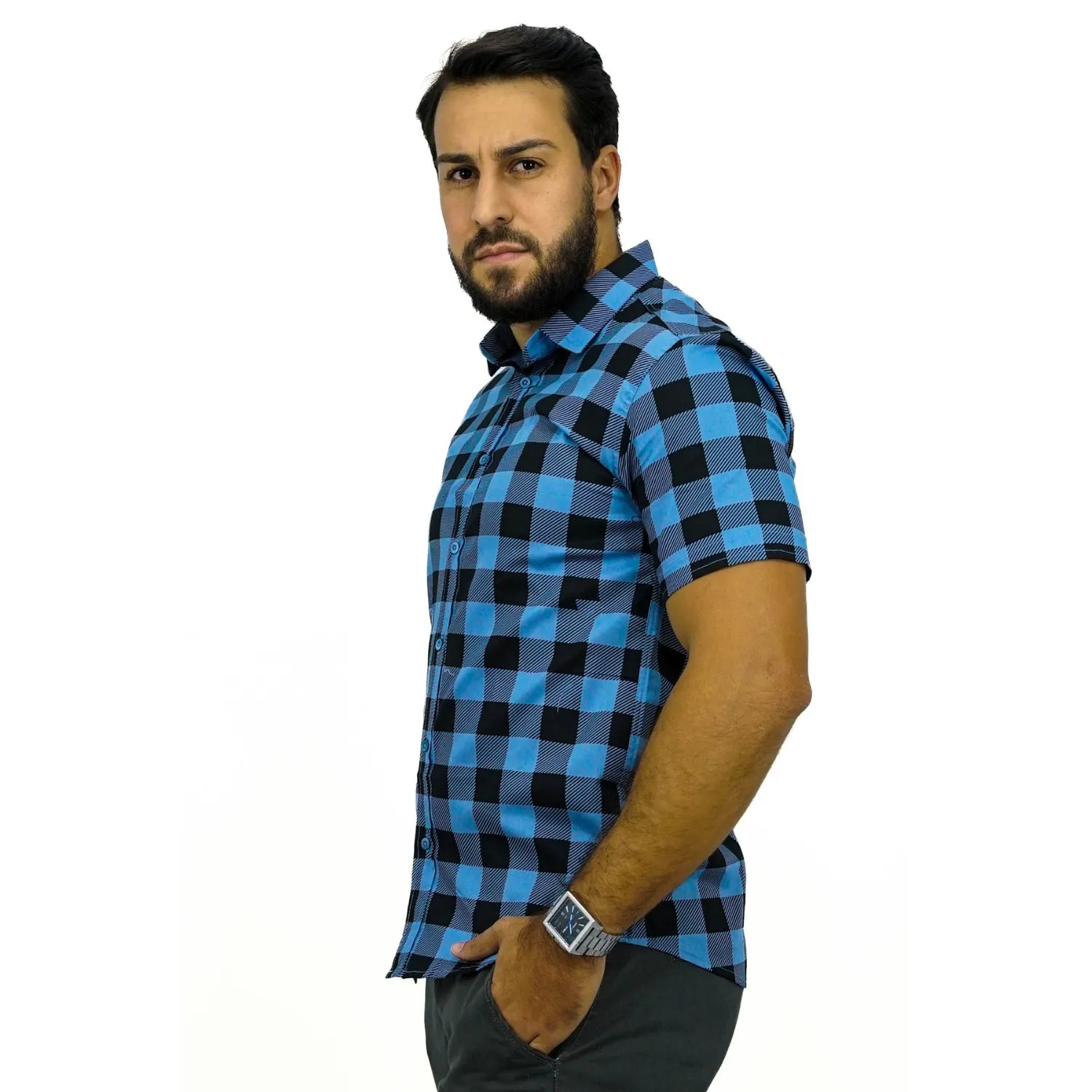 Camisa masculina manga curta 100% algodão, com estampa xadrez na cor azul. Foto de modelo vestindo a camisa casual da marca Absinto Men.