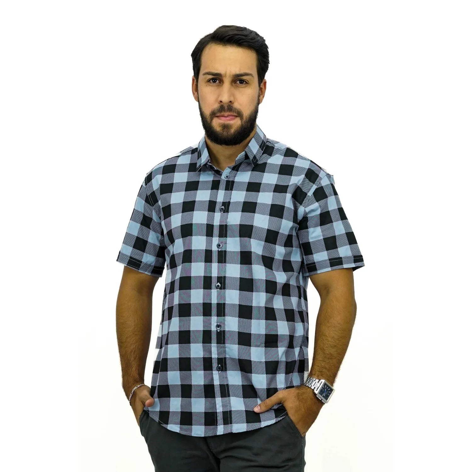 Camisa masculina manga curta 100% algodão, com estampa xadrez na cor cinza. Foto de modelo vestindo a camisa casual da marca Absinto Men.