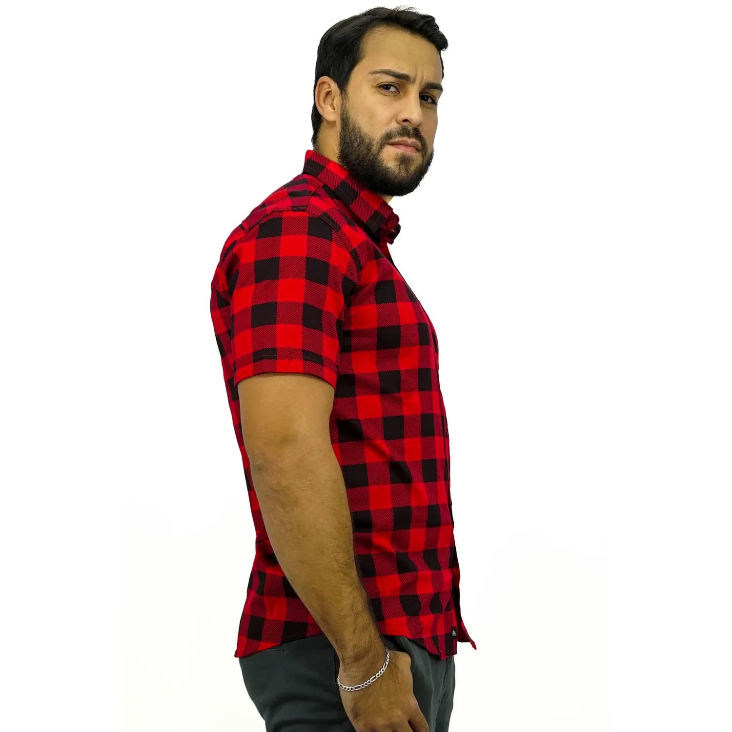 Camisa masculina manga curta 100% algodão, com estampa xadrez na cor vermelha. Foto de modelo vestindo a camisa casual da marca Absinto Men.