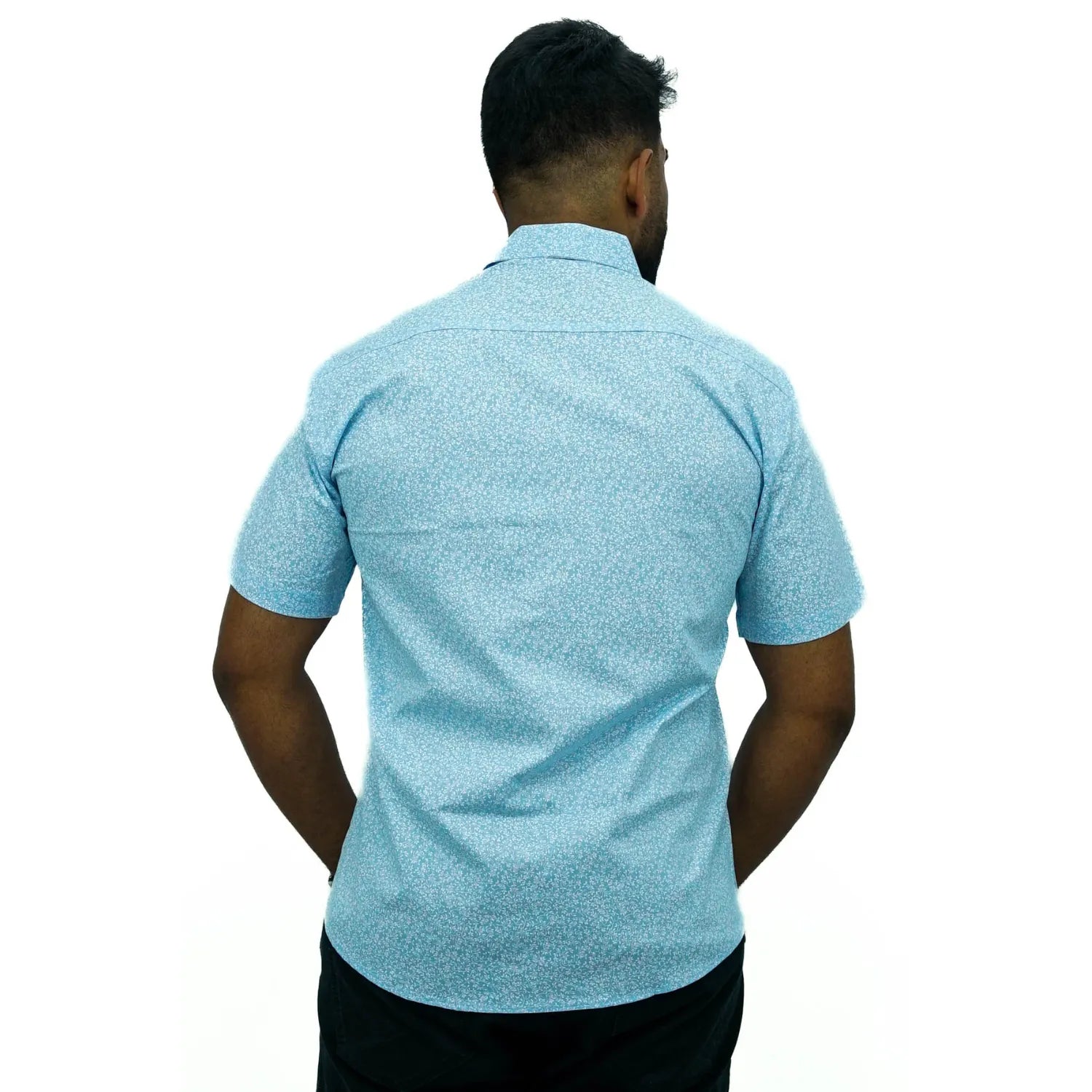 Camisa masculina manga curta 100% algodão com estampa floral, na cor azul. Foto de modelo vestindo a camisa social casual da marca Absinto Men