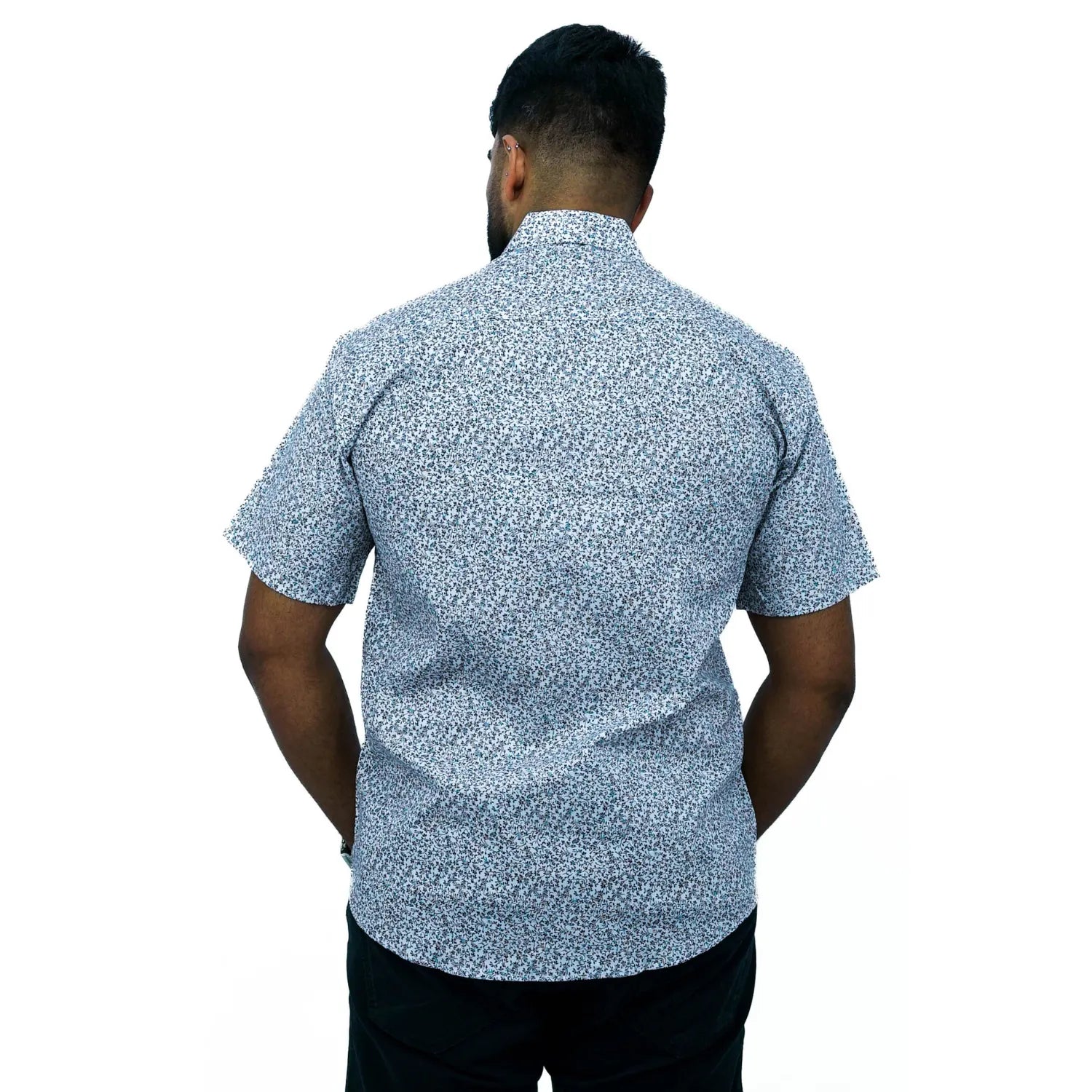 Camisa masculina manga curta 100% algodão com estampa floral, na cor branca. Foto de modelo vestindo a camisa social casual da marca Absinto Men