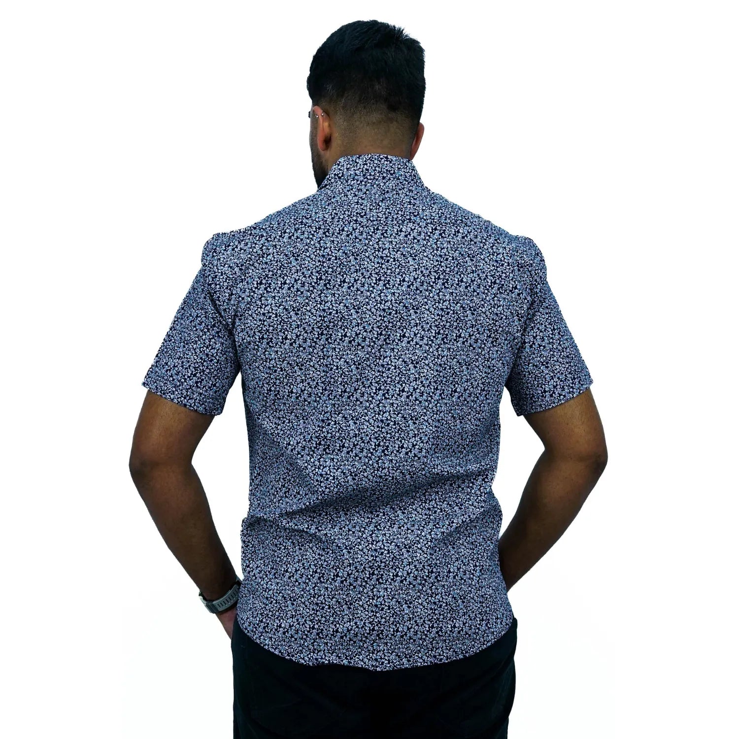 Camisa masculina manga curta 100% algodão com estampa floral, na cor marinho. Foto de modelo vestindo a camisa social casual da marca Absinto Men