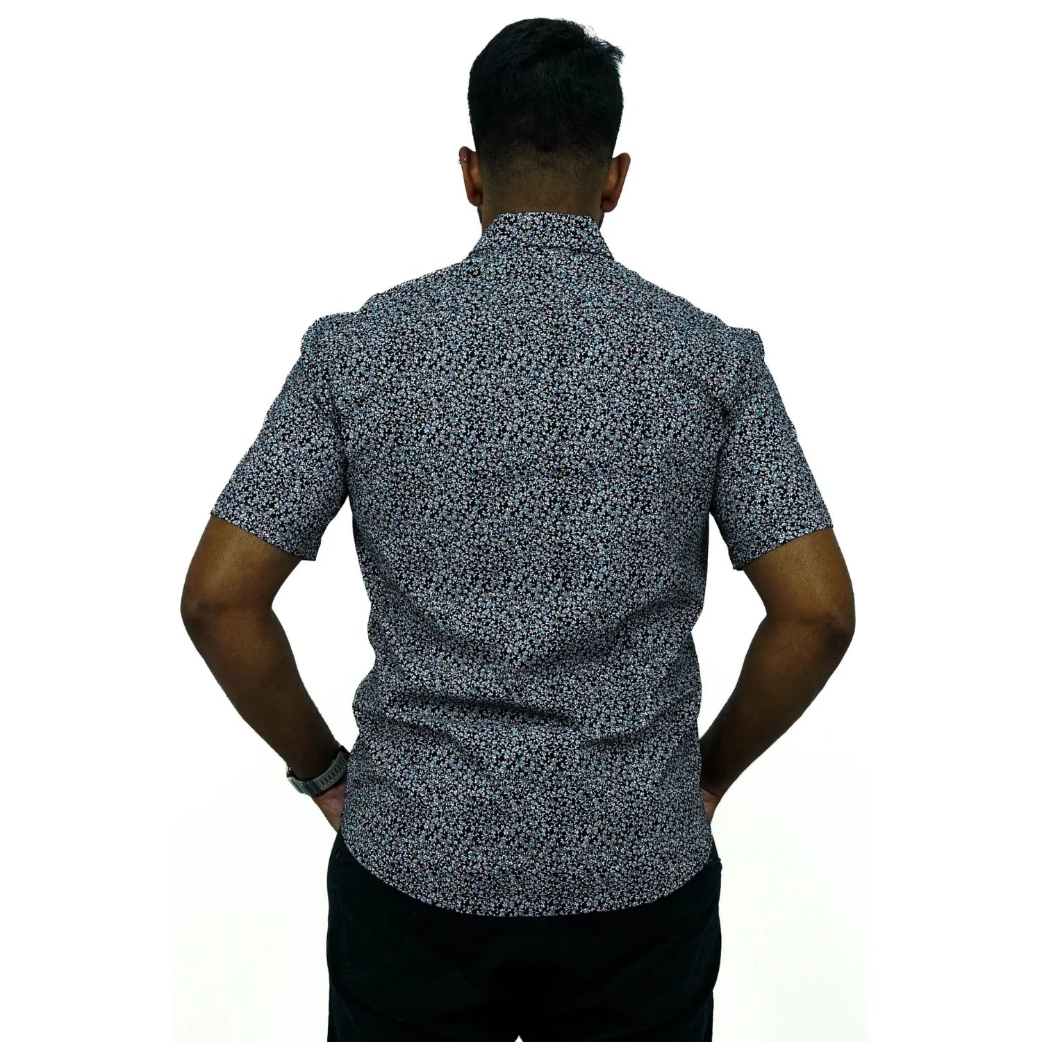 Camisa masculina manga curta 100% algodão com estampa floral, na cor preta. Foto de modelo vestindo a camisa social casual da marca Absinto Men