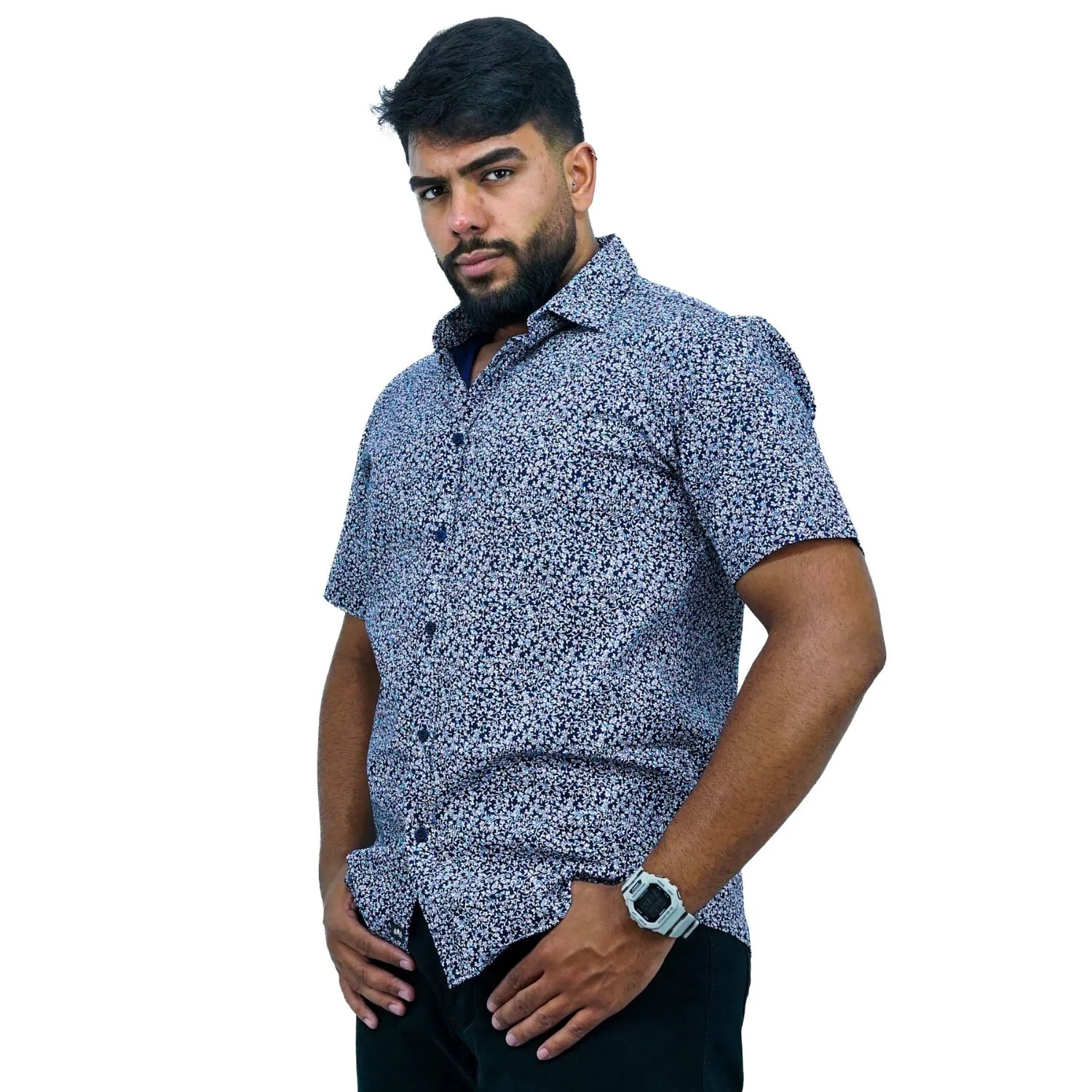 Camisa masculina manga curta 100% algodão com estampa floral, na cor marinho. Foto de modelo vestindo a camisa social casual da marca Absinto Men