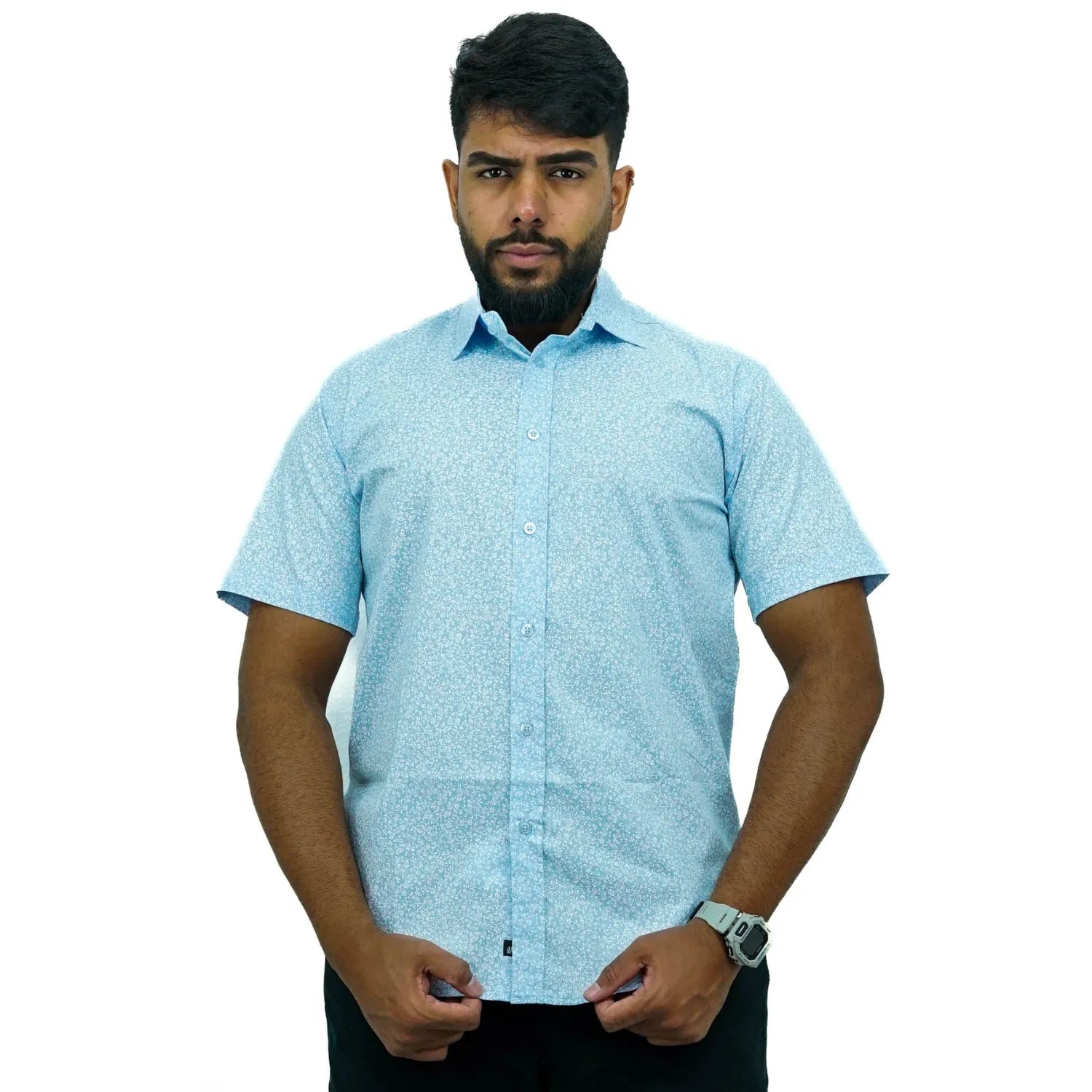 Camisa masculina manga curta 100% algodão com estampa floral, na cor azul. Foto de modelo vestindo a camisa social casual da marca Absinto Men