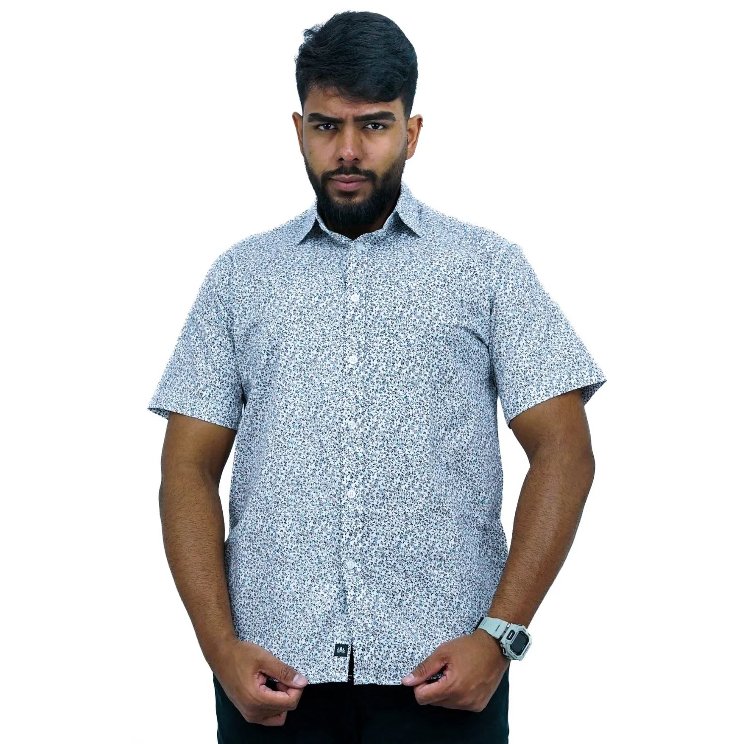 Camisa masculina manga curta 100% algodão com estampa floral, na cor branca. Foto de modelo vestindo a camisa social casual da marca Absinto Men