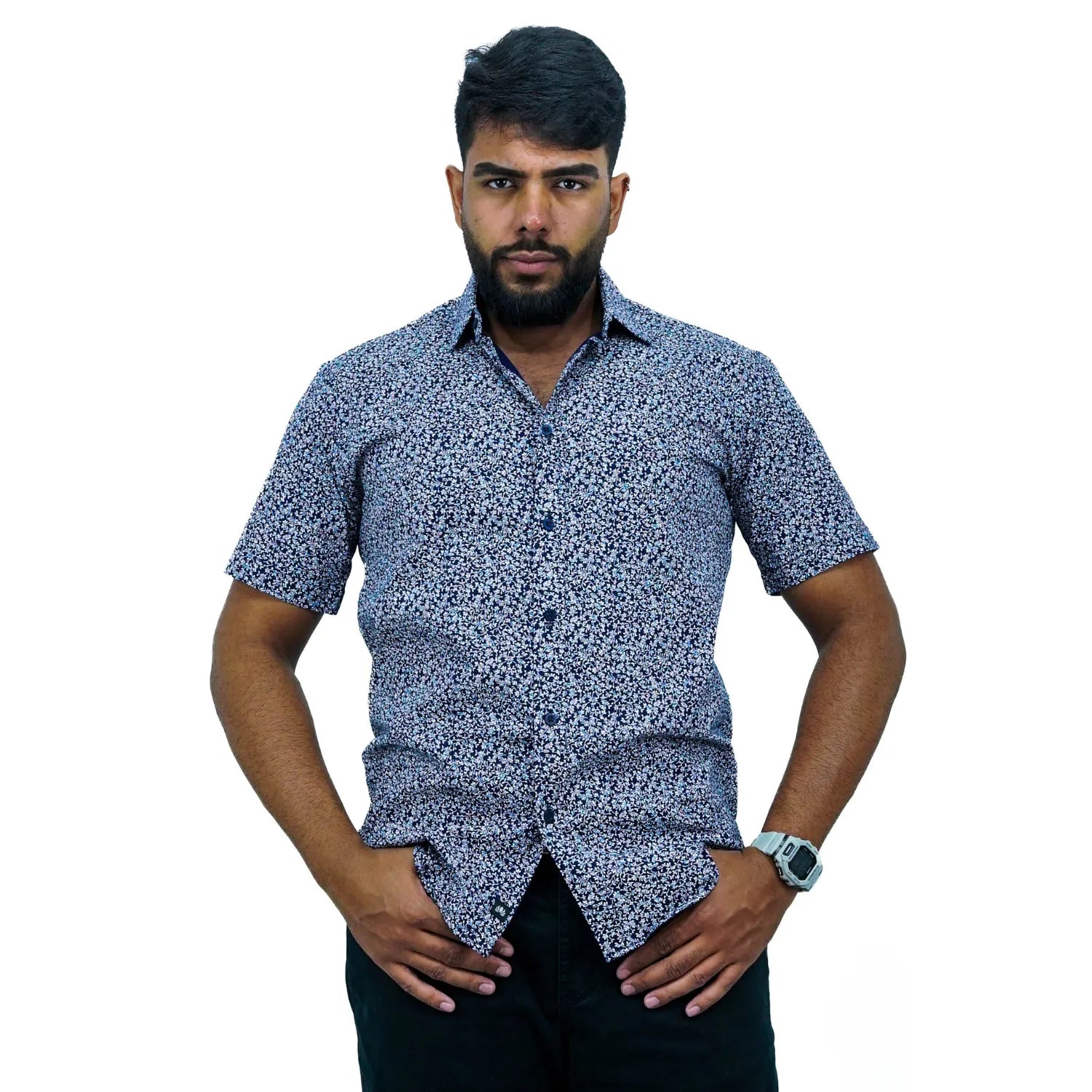 Camisa masculina manga curta 100% algodão com estampa floral, na cor marinho. Foto de modelo vestindo a camisa social casual da marca Absinto Men