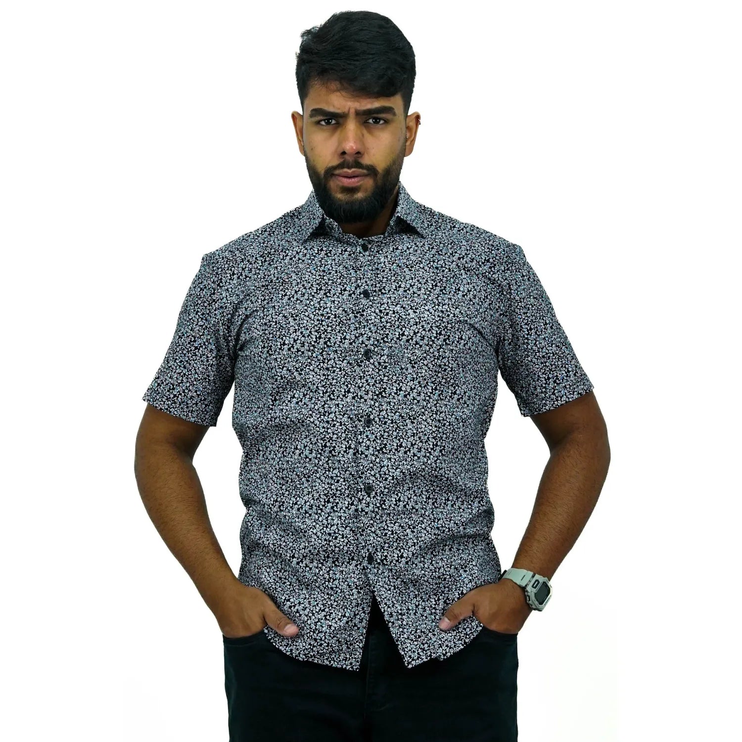 Camisa masculina manga curta 100% algodão com estampa floral, na cor preta. Foto de modelo vestindo a camisa social casual da marca Absinto Men