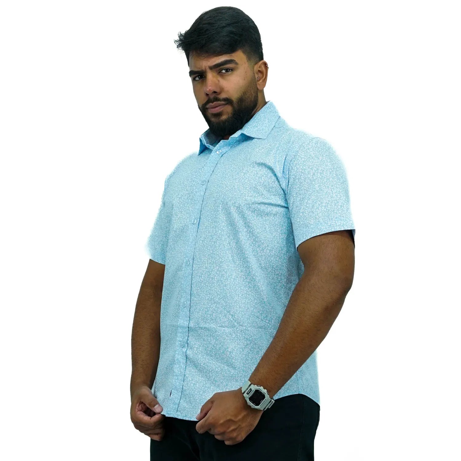 Camisa masculina manga curta 100% algodão com estampa floral, na cor azul. Foto de modelo vestindo a camisa social casual da marca Absinto Men
