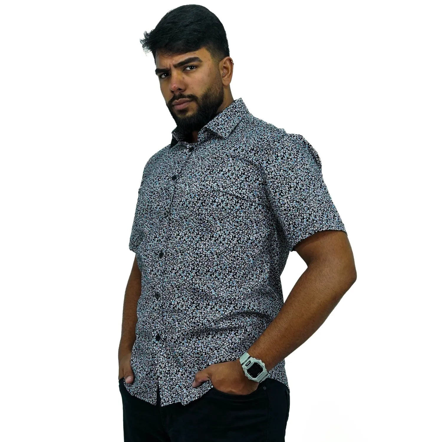 Camisa masculina manga curta 100% algodão com estampa floral, na cor preta. Foto de modelo vestindo a camisa social casual da marca Absinto Men.
