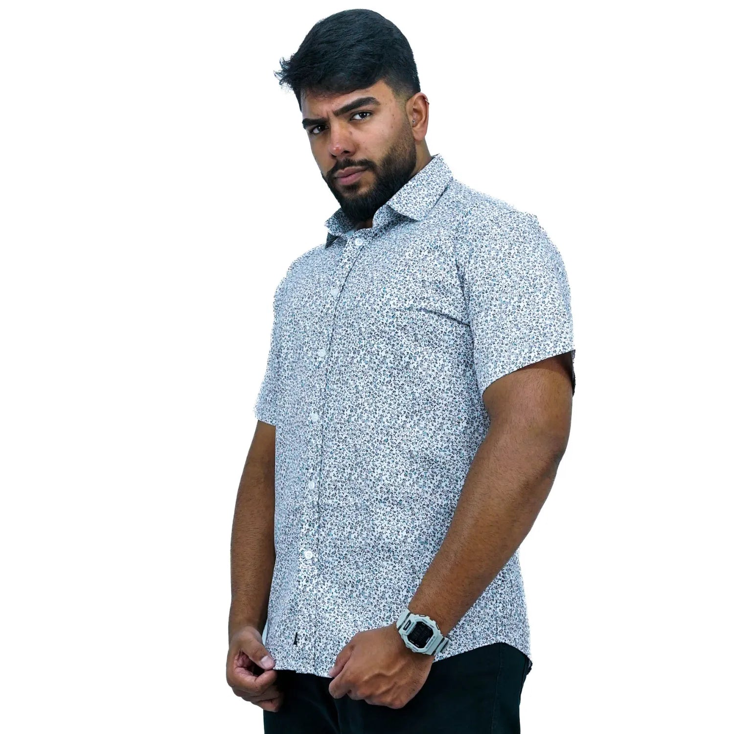 Camisa masculina manga curta 100% algodão com estampa floral, na cor branca. Foto de modelo vestindo a camisa social casual da marca Absinto Men