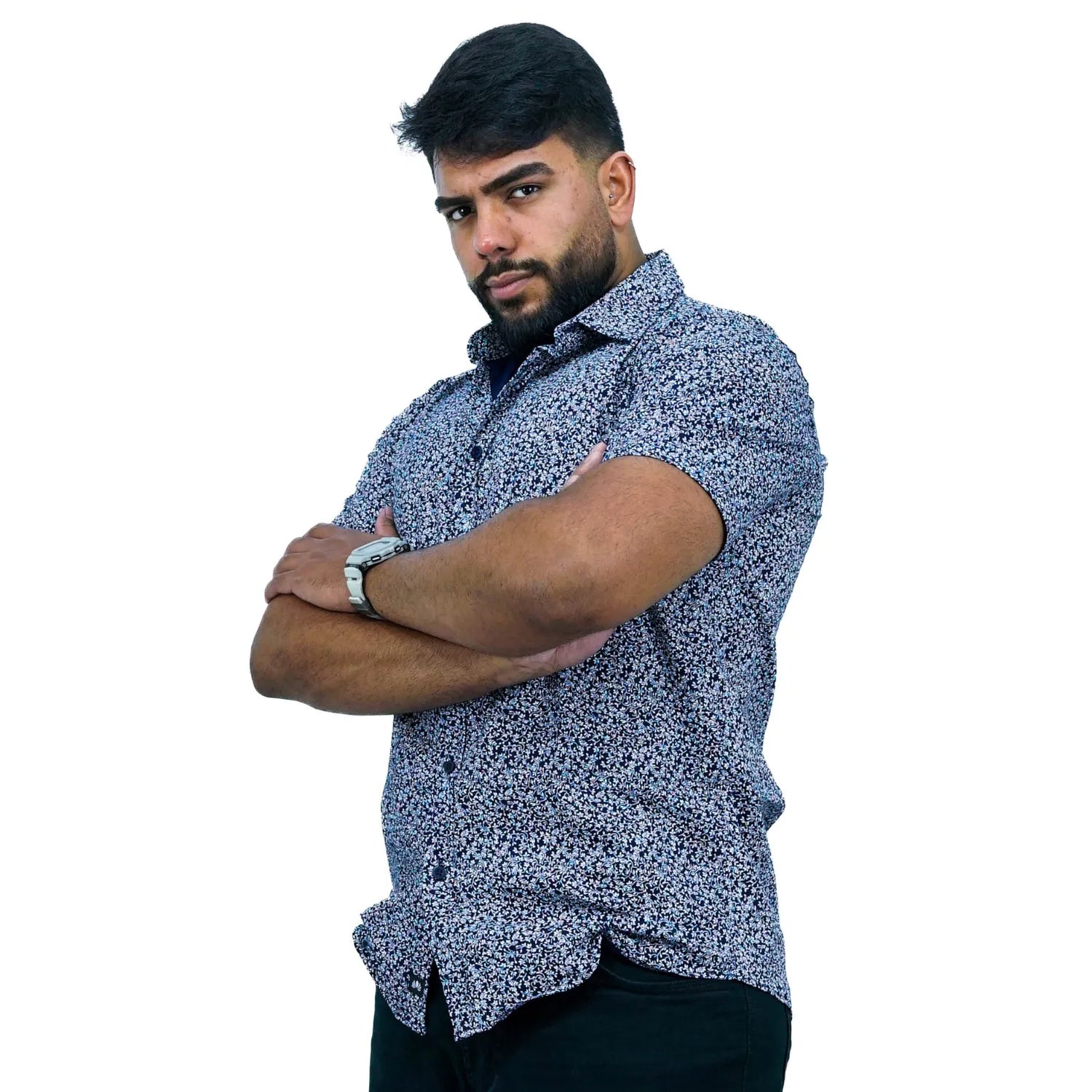 Camisa masculina manga curta 100% algodão com estampa floral, na cor marinho. Foto de modelo vestindo a camisa social casual da marca Absinto Men